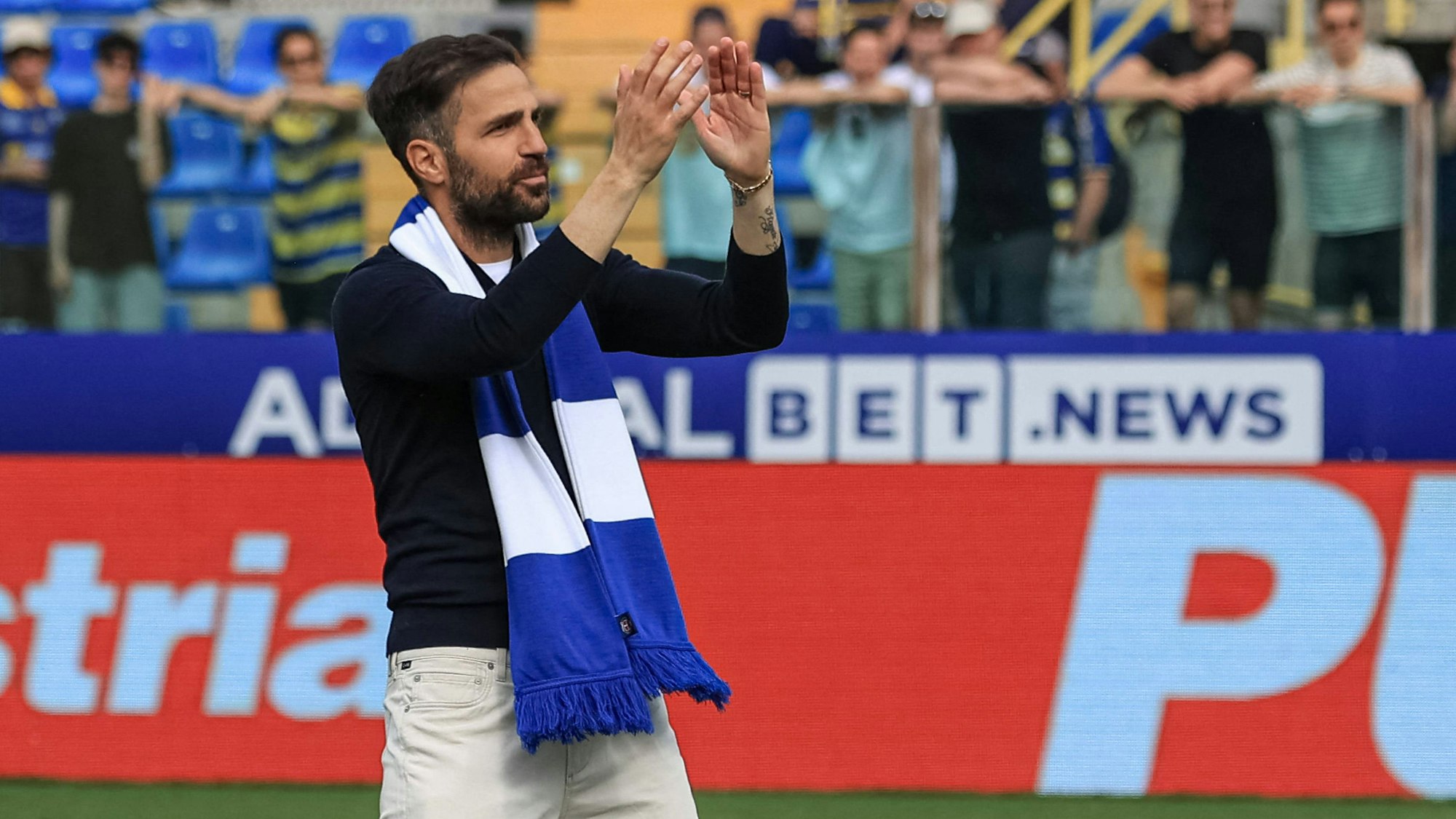 CALCIO - Serie A - Parma Calcio vs Como 1907 Cesc Fabregas Head coach Como 1907 greets the fans after the match during Parma Calcio vs Como 1907, Italian soccer Serie A match in Parma, Italy, May 03 2025 Parma Italy PUBLICATIONxNOTxINxFRAxUK Copyright: xIPAxSport/ABACAx