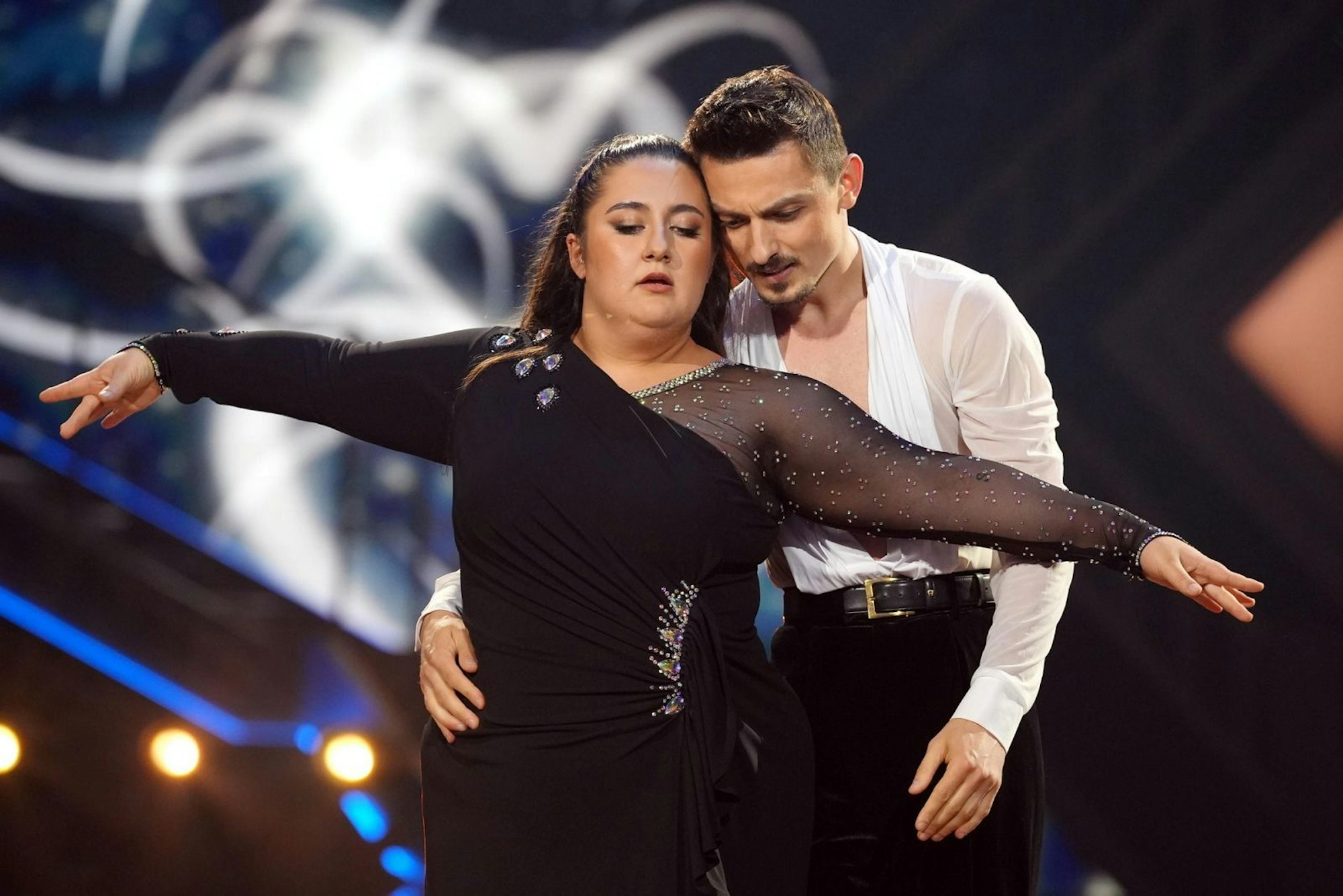 Für Sandra und Zsolt wurde ihre Impro-Rumba zum letzten Tanz des Wettbewerbs. Sie bekamen nicht genug Zuschauerstimmen und schieden aus. Damit stehen erstmals nur Promi-Männer in einem „Let's Dance“-Finale. (Bild: RTL / Stefan Gregorowius)