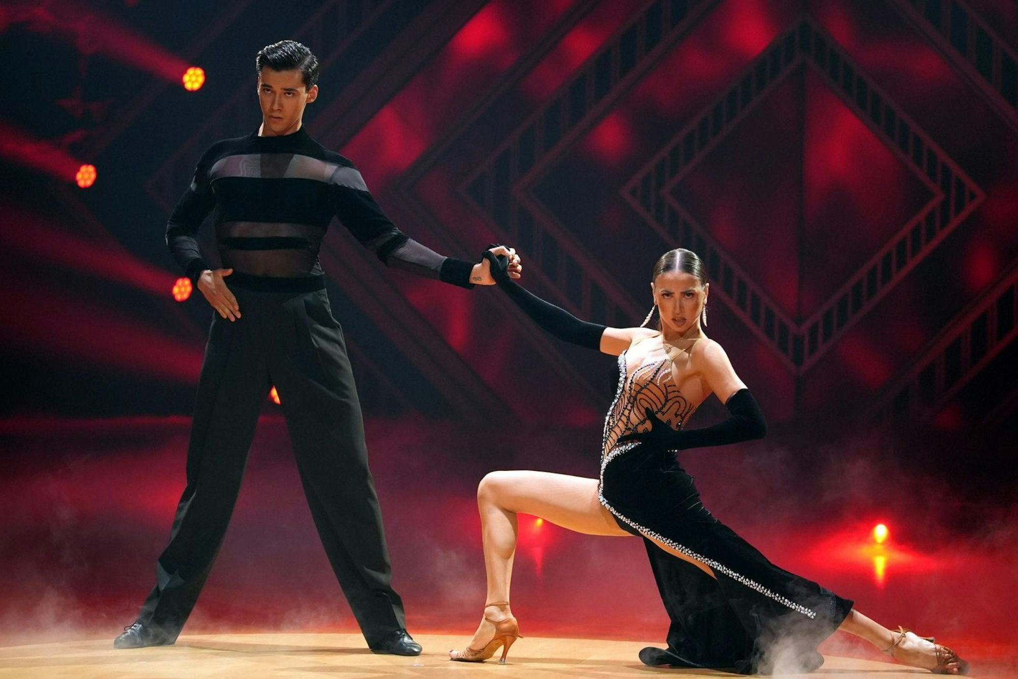 Diego und Ekat beschlossen die Einzeltänze mit einem „außergewöhnlichen Tango“, wie Motsi sagte. Dafür wurden sie mit 26 Punkten belohnt. (Bild: RTL / Stefan Gregorowius)