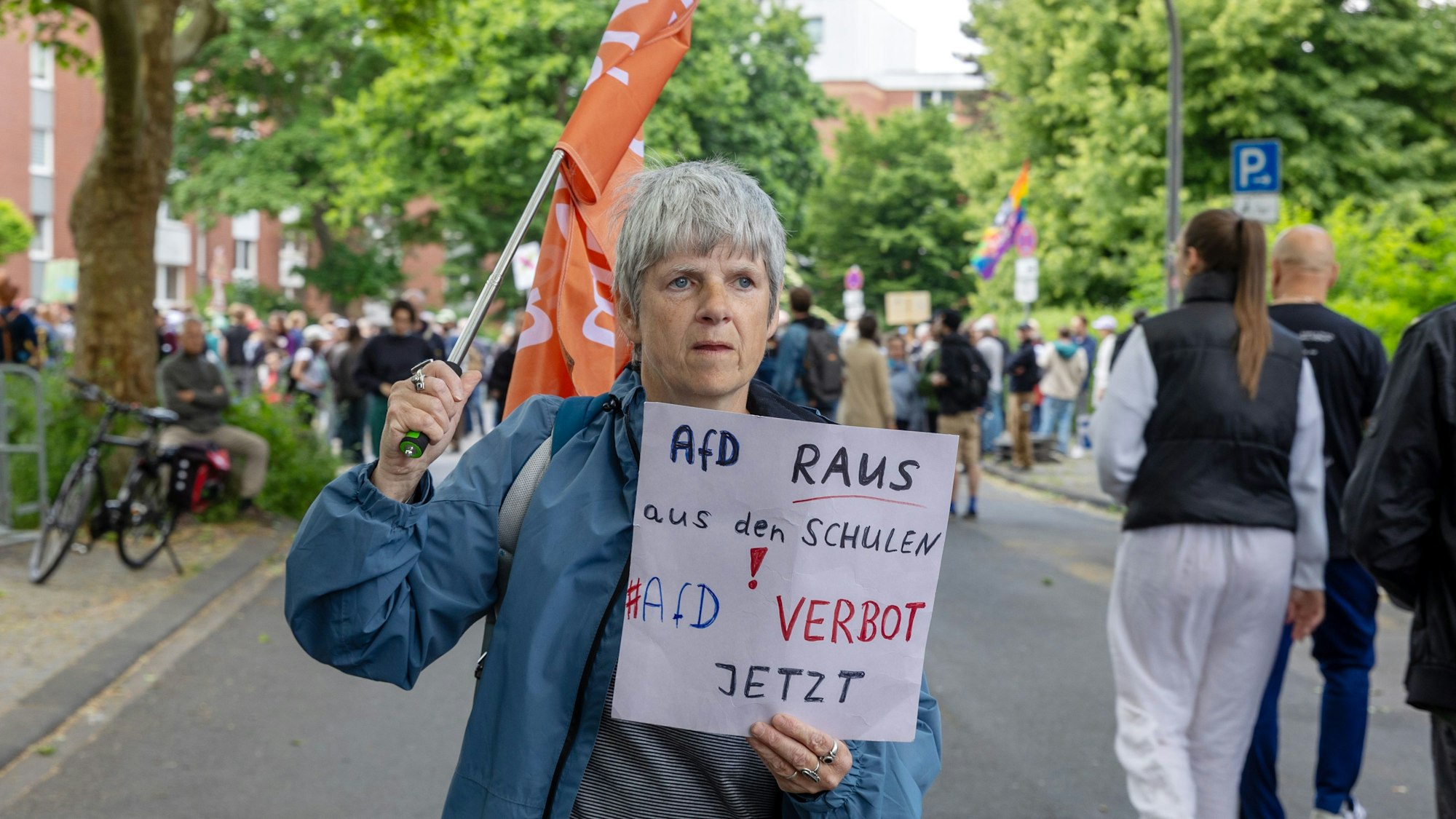 17.05.2025
Köln:
Die Stadtverwaltung Köln stellt dem AfD Kreisverband Köln Räume in der Schule Erich-Gutenberg Berufskolleg. Dagegen will die Initiative „Mülheim gegen Rechts“ unter dem Motto „AfD raus aus den Schulen!“ protestieren.
Foto: Martina Goyert