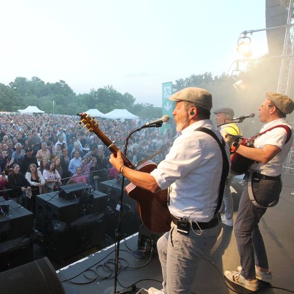 Tolle Stimmung und tolles Wetter mit den kölschen Bands Räuber, Klüngelköpp und Cat Ballou.