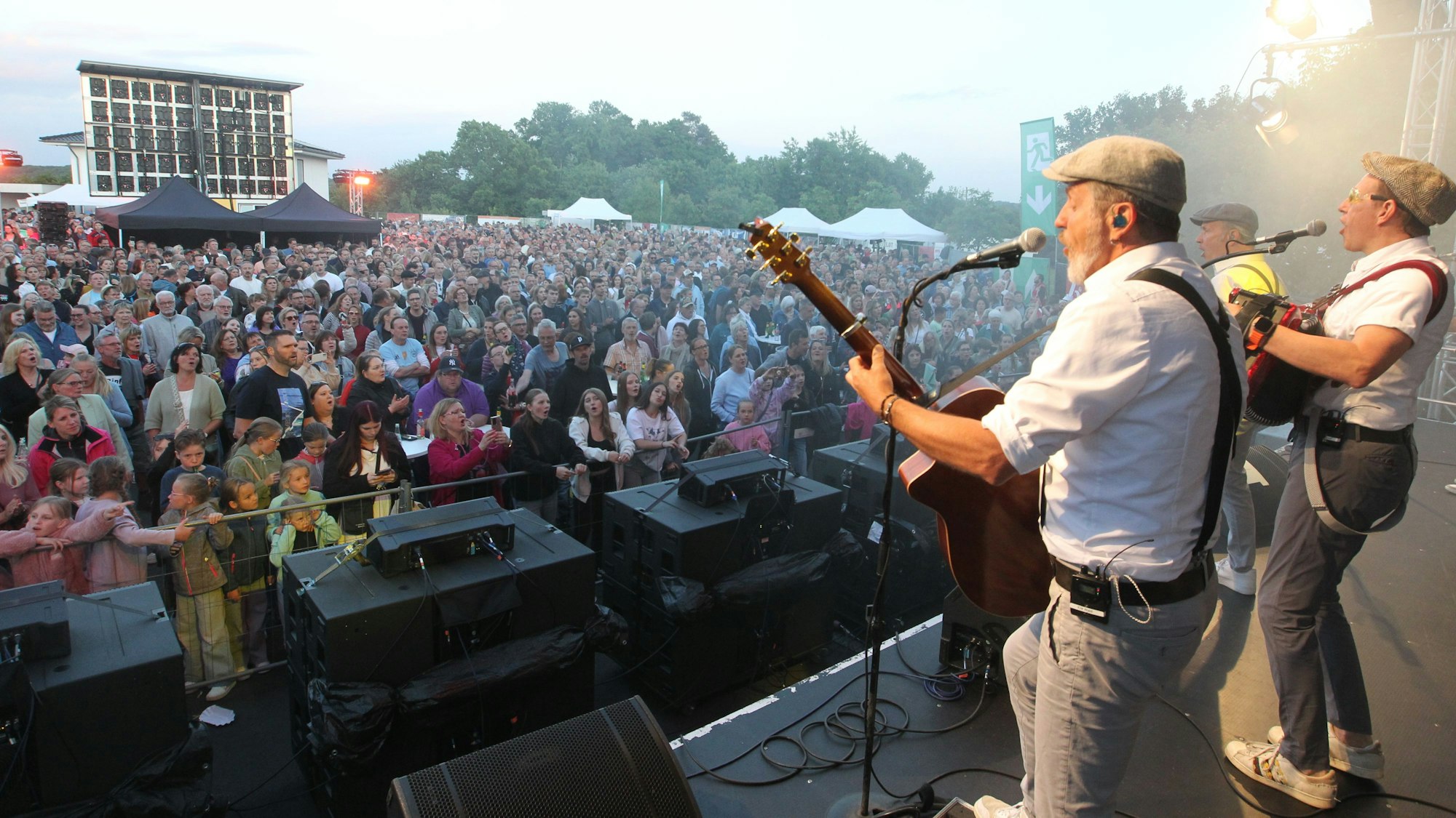 Tolle Stimmung und tolles Wetter mit den kölschen Bands Räuber, Klüngelköpp und Cat Ballou.