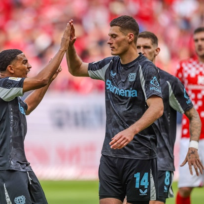 GER, Mainz, FSV Mainz 05 vs Bayer 04 Leverkusen, Bundesliga, Fussball, DFB, Spielzeit 2024/2025, Mewa Arena, 34. Spieltag, im Bild: Patrik Schick Bayer 04 Leverkusen 14 erzielt per Elfmeter das Tor zum 1:1 und jubelt mit dem Team DFB/DFL REGULATIONS PROHIBIT ANY USE OF PHOTOGRAPHS AS IMAGE SEQUENCES AND/OR QUASI-VIDEO, 17.05.2025, *** GER, Mainz, FSV Mainz 05 vs Bayer 04 Leverkusen, Bundesliga, Football, DFB, Spielzeit 2024 2025, Mewa Arena, 34 Spieltag, im Bild Patrik Schick Bayer 04 Leverkusen 14 scores the goal from the penalty spot to make it 1 1 and cheers with the team DFB DFL REGULATIONS PROHIBIT ANY USE OF PHOTOGRAPHS AS IMAGE SEQUENCES AND OR QUASI VIDEO, 17 05 2025, Copyright: HMBxMedia/HendrikxHamelau