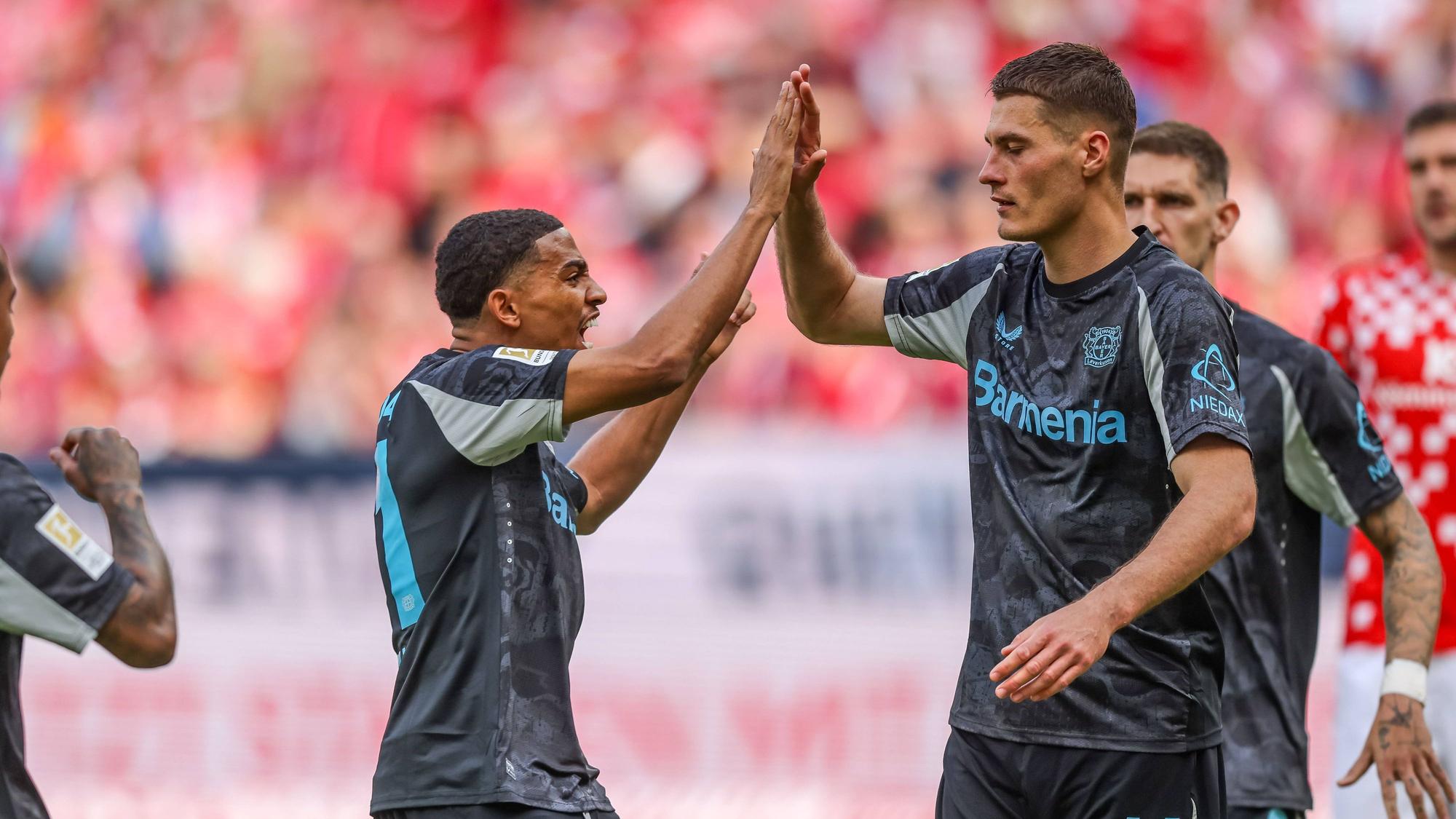 GER, Mainz, FSV Mainz 05 vs Bayer 04 Leverkusen, Bundesliga, Fussball, DFB, Spielzeit 2024/2025, Mewa Arena, 34. Spieltag, im Bild: Patrik Schick Bayer 04 Leverkusen 14 erzielt per Elfmeter das Tor zum 1:1 und jubelt mit dem Team DFB/DFL REGULATIONS PROHIBIT ANY USE OF PHOTOGRAPHS AS IMAGE SEQUENCES AND/OR QUASI-VIDEO, 17.05.2025, *** GER, Mainz, FSV Mainz 05 vs Bayer 04 Leverkusen, Bundesliga, Football, DFB, Spielzeit 2024 2025, Mewa Arena, 34 Spieltag, im Bild Patrik Schick Bayer 04 Leverkusen 14 scores the goal from the penalty spot to make it 1 1 and cheers with the team DFB DFL REGULATIONS PROHIBIT ANY USE OF PHOTOGRAPHS AS IMAGE SEQUENCES AND OR QUASI VIDEO, 17 05 2025, Copyright: HMBxMedia/HendrikxHamelau