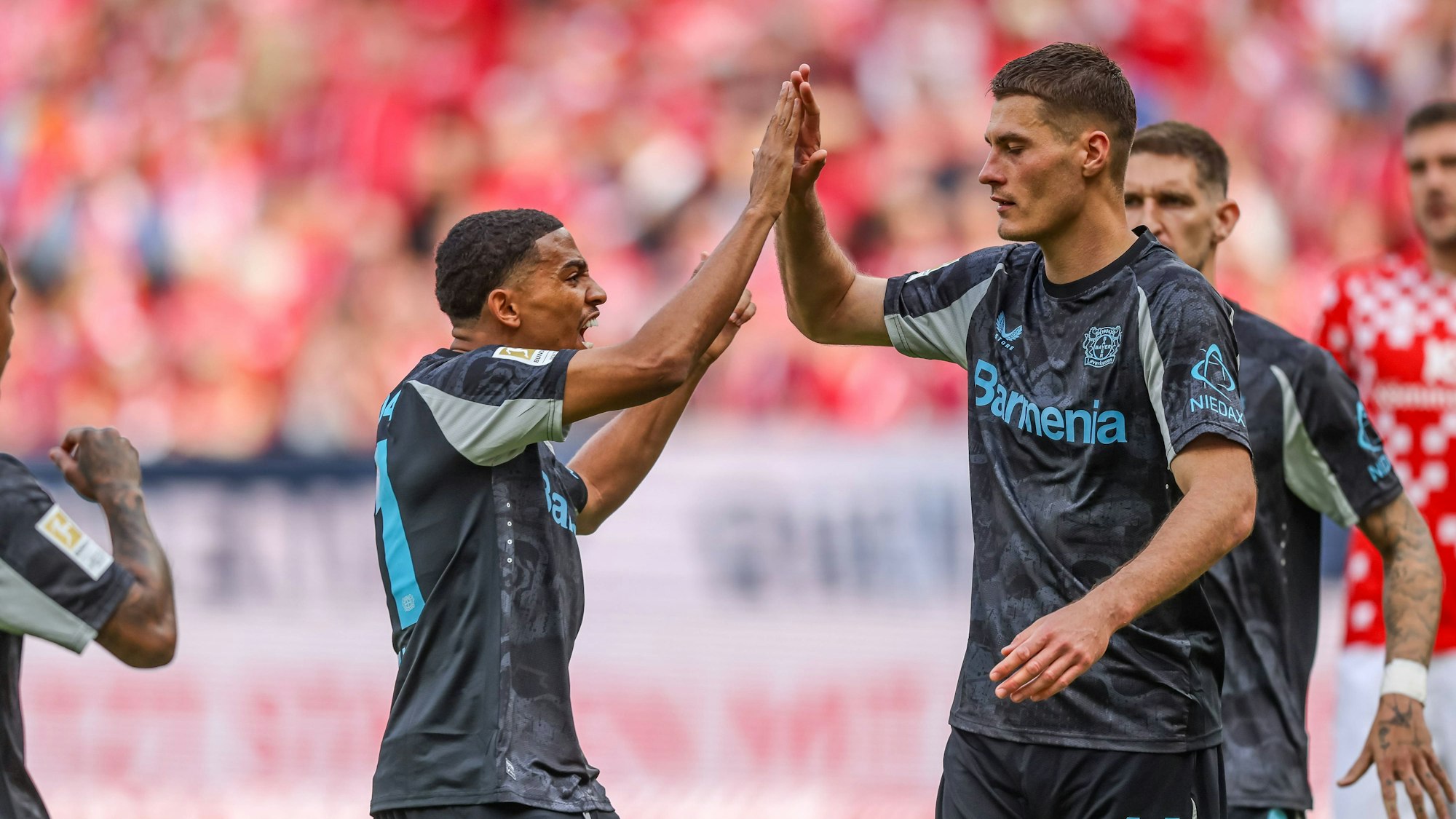 GER, Mainz, FSV Mainz 05 vs Bayer 04 Leverkusen, Bundesliga, Fussball, DFB, Spielzeit 2024/2025, Mewa Arena, 34. Spieltag, im Bild: Patrik Schick Bayer 04 Leverkusen 14 erzielt per Elfmeter das Tor zum 1:1 und jubelt mit dem Team DFB/DFL REGULATIONS PROHIBIT ANY USE OF PHOTOGRAPHS AS IMAGE SEQUENCES AND/OR QUASI-VIDEO, 17.05.2025, *** GER, Mainz, FSV Mainz 05 vs Bayer 04 Leverkusen, Bundesliga, Football, DFB, Spielzeit 2024 2025, Mewa Arena, 34 Spieltag, im Bild Patrik Schick Bayer 04 Leverkusen 14 scores the goal from the penalty spot to make it 1 1 and cheers with the team DFB DFL REGULATIONS PROHIBIT ANY USE OF PHOTOGRAPHS AS IMAGE SEQUENCES AND OR QUASI VIDEO, 17 05 2025, Copyright: HMBxMedia/HendrikxHamelau