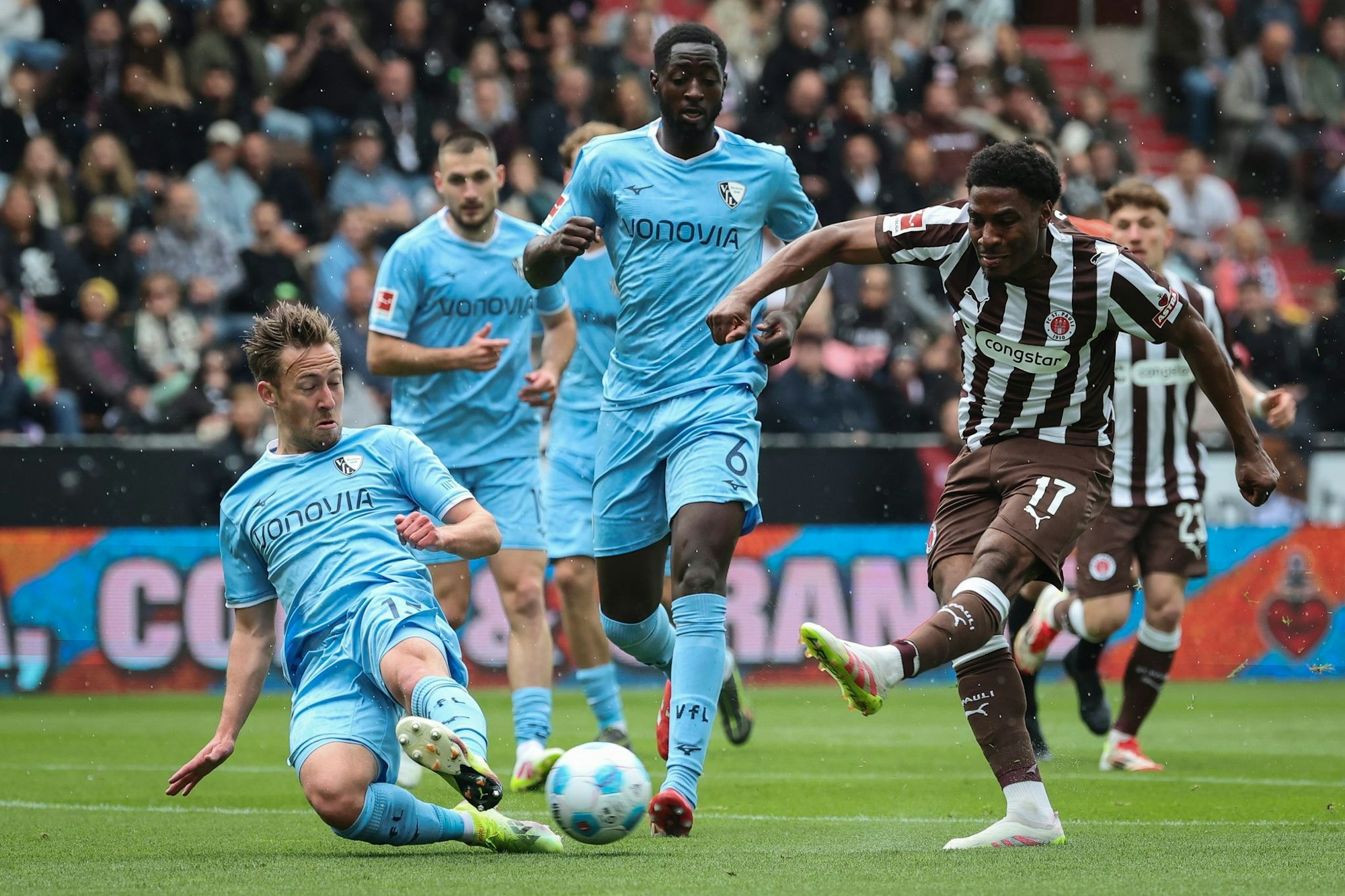 St. Paulis Oladapo Afolayan (r) und Bochums Felix Passlack (l) kämpfen um den Ball.