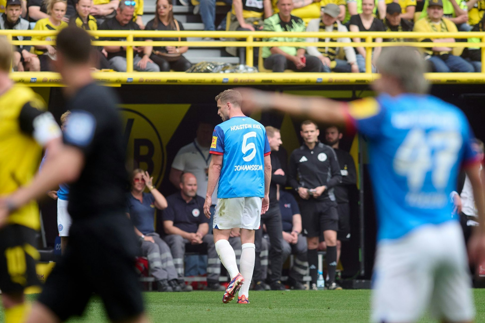 Bereits in der 9. Minute musste Kiels Carl Johansson nach einer Notbremse vom Platz.