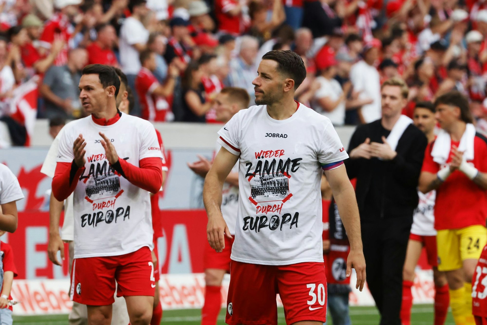 Müssen die erste Enttäuschung verarbeiten: Die Spieler des SC Freiburg.