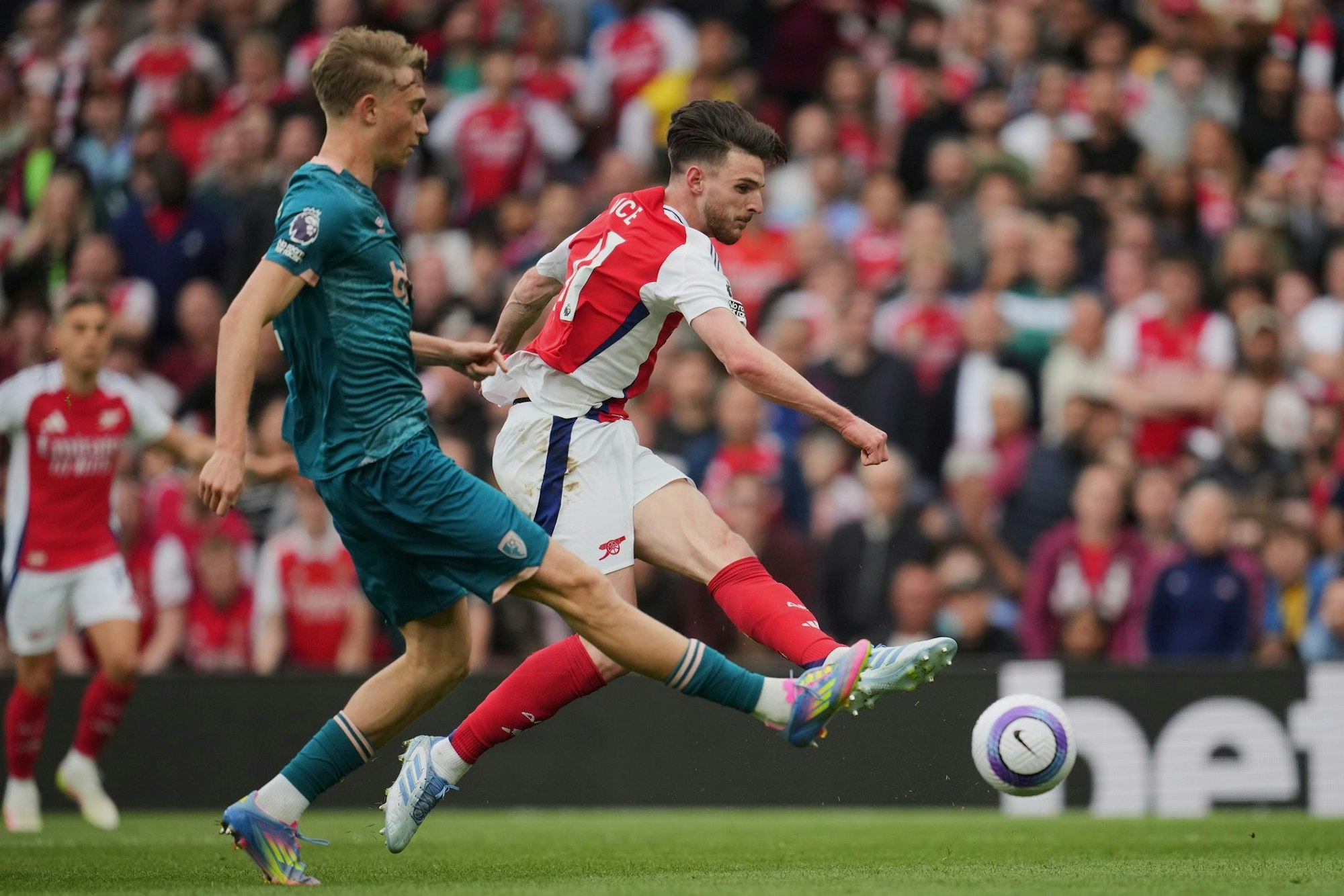 Dean Huijsen (l) wechselt von Bournemouth zu Real Madrid.