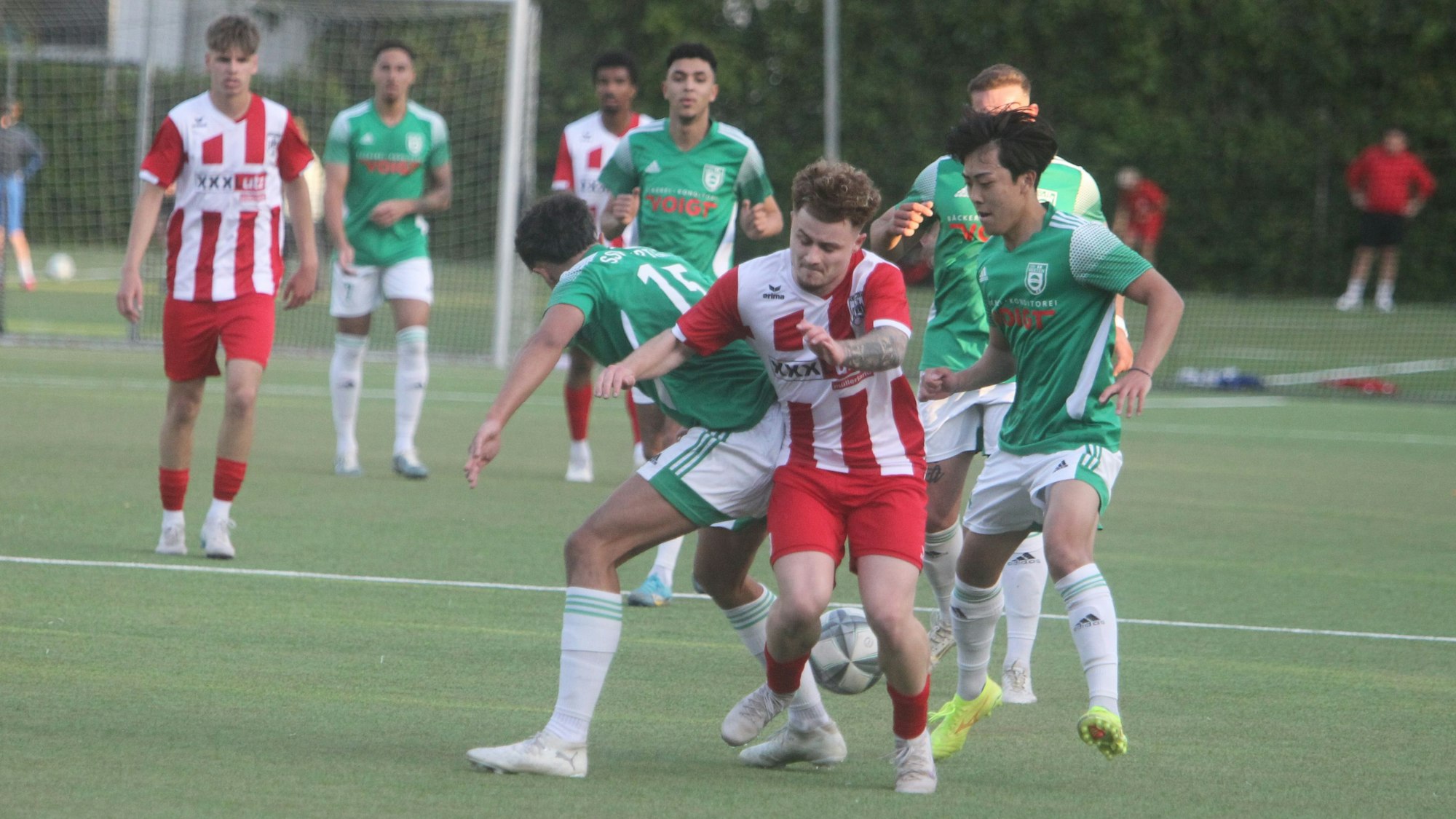 Voller Einsatz im Abstiegskampf: Kai Schusters (Mitte) vom FC Hennef 05.
