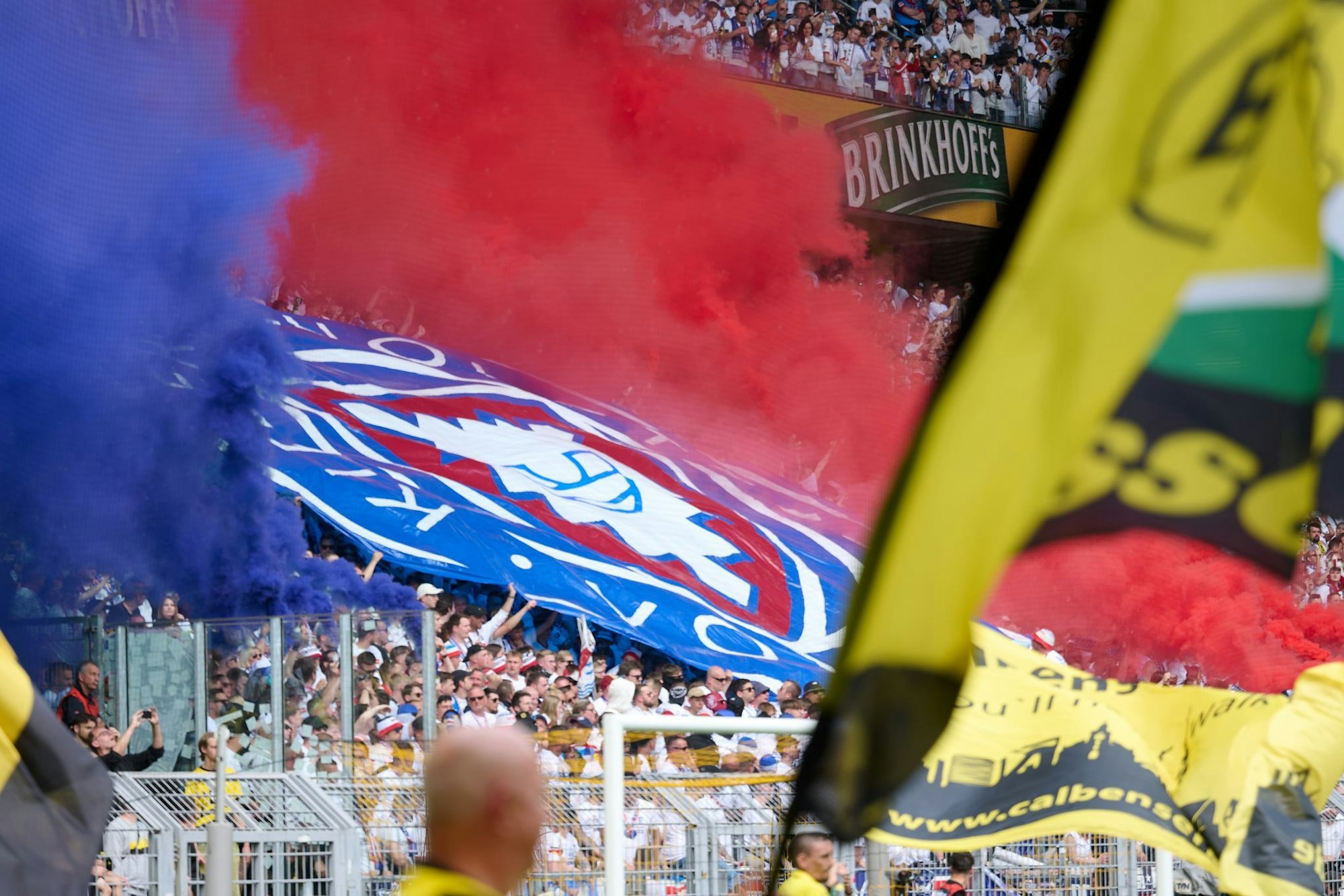 Fans von Holstein Kiel zündeten beim Abschied aus der Bundesliga ein Meer aus blau-roter Pyrotechnik.