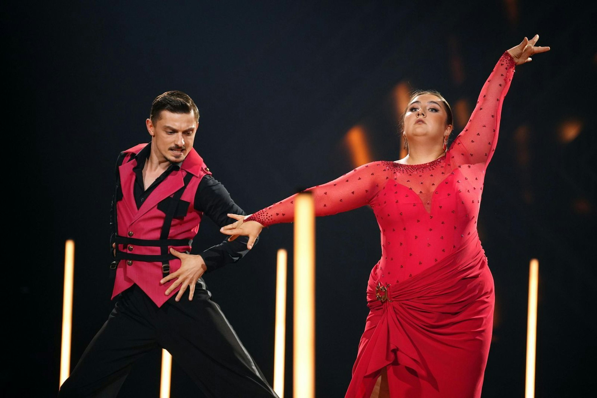 Mehr Gewicht auf dem Fuß und weniger Zurückhaltung forderte die Jury nach dem Tango von Selfisandra und Zsolt Sándor Cseke. 23 Punkte. (Bild: RTL / Stefan Gregorowius)