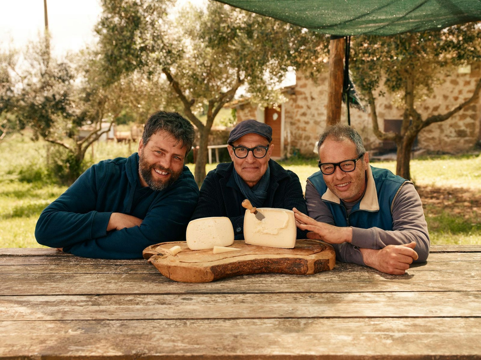 Was wäre Italien ohne Käse? Diese Frage stellt sich Stanley Tucci erst gar nicht und kostet sich mit sichtbarem Genuss durch die Vielfalt regionaler Spezialitäten. (Bild: Disney)