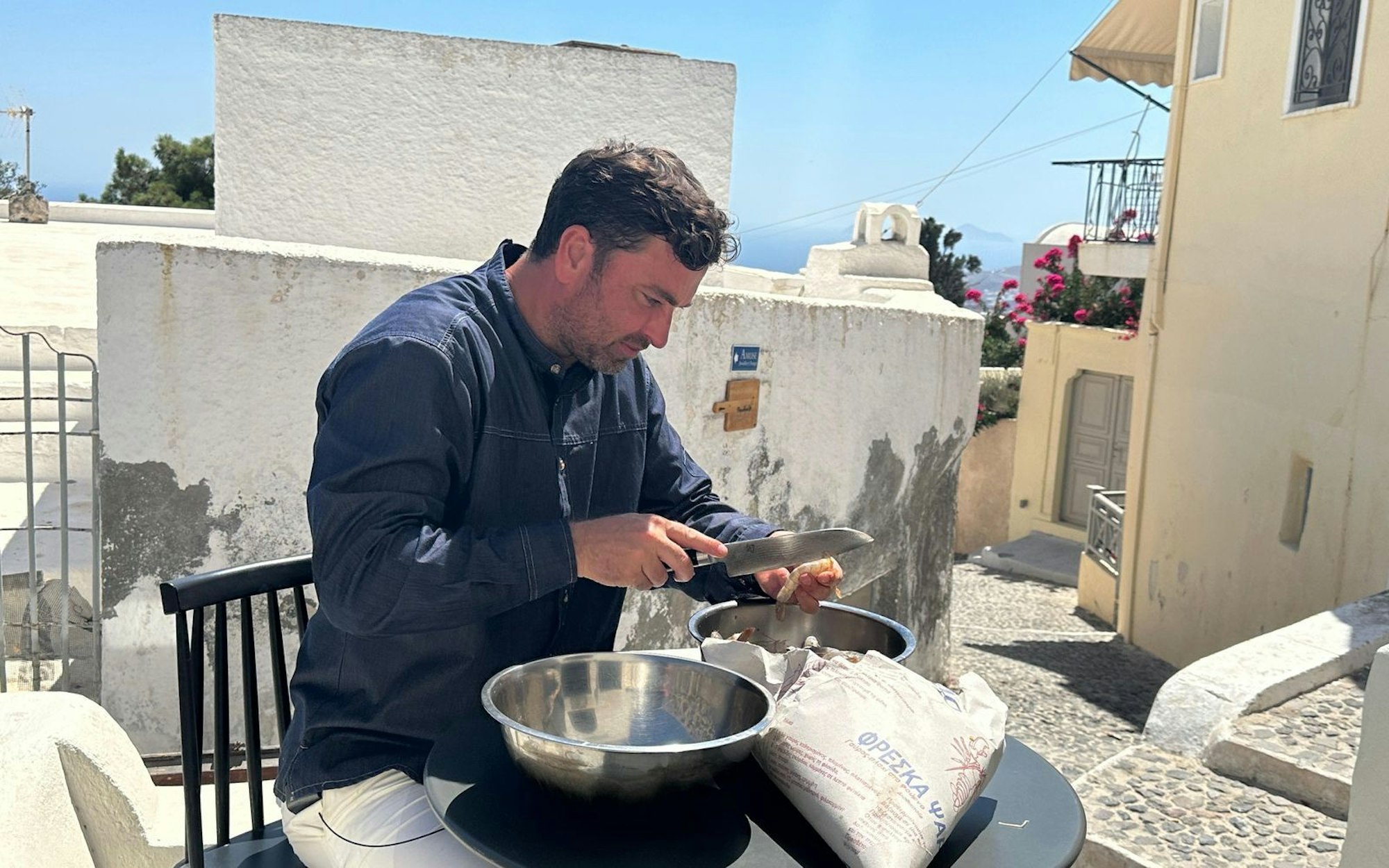Hobby-Koch Marteria bereitet alle Zutaten sorgfältig vor. (Bild: RTL / Endemol Shine / Katy Wagner)