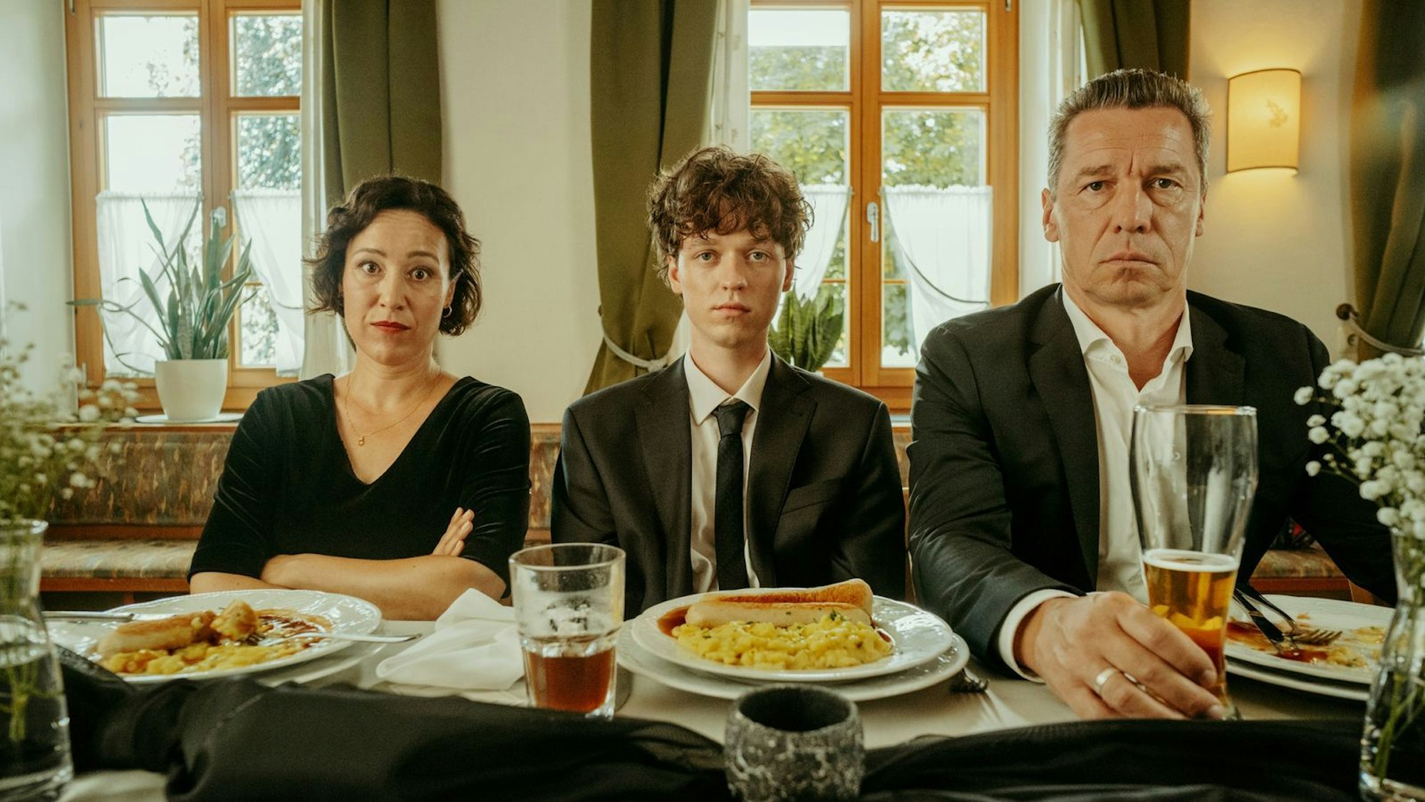 Carlo (Jeremias Meyer) hat es alles andere als einfach mit seinen Eltern Sabine (Bärbel Stolz) und Rainer (Bernd Gnann). Jetzt muss er den ganzen Sommer in ihrer Gastwirtschaft schuften, um seine Schulden zu begleichen. (Bild: ZDF/ Conrad Lobst)