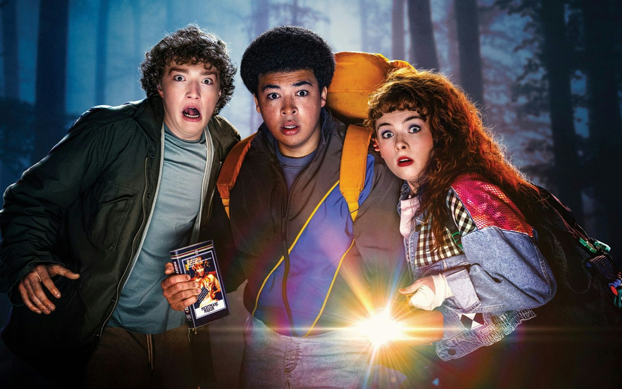 Drei Jugendliche aus Dublin machen sich Mitte der 80-er auf den Weg nach Mittelengland, um an einen seltenen Horrorfilm auf VHS-Kassette zu kommen. Con (Cal O'Driscoll, links), Billy (Justin Daniels Anene) und Zoe (Leia Murphy) sind das Heldentrio der Coming of Age-Dramedy „Video Nasty“.
(Bild: © WDR/Deadpan Pictures/Bernard Walsh)