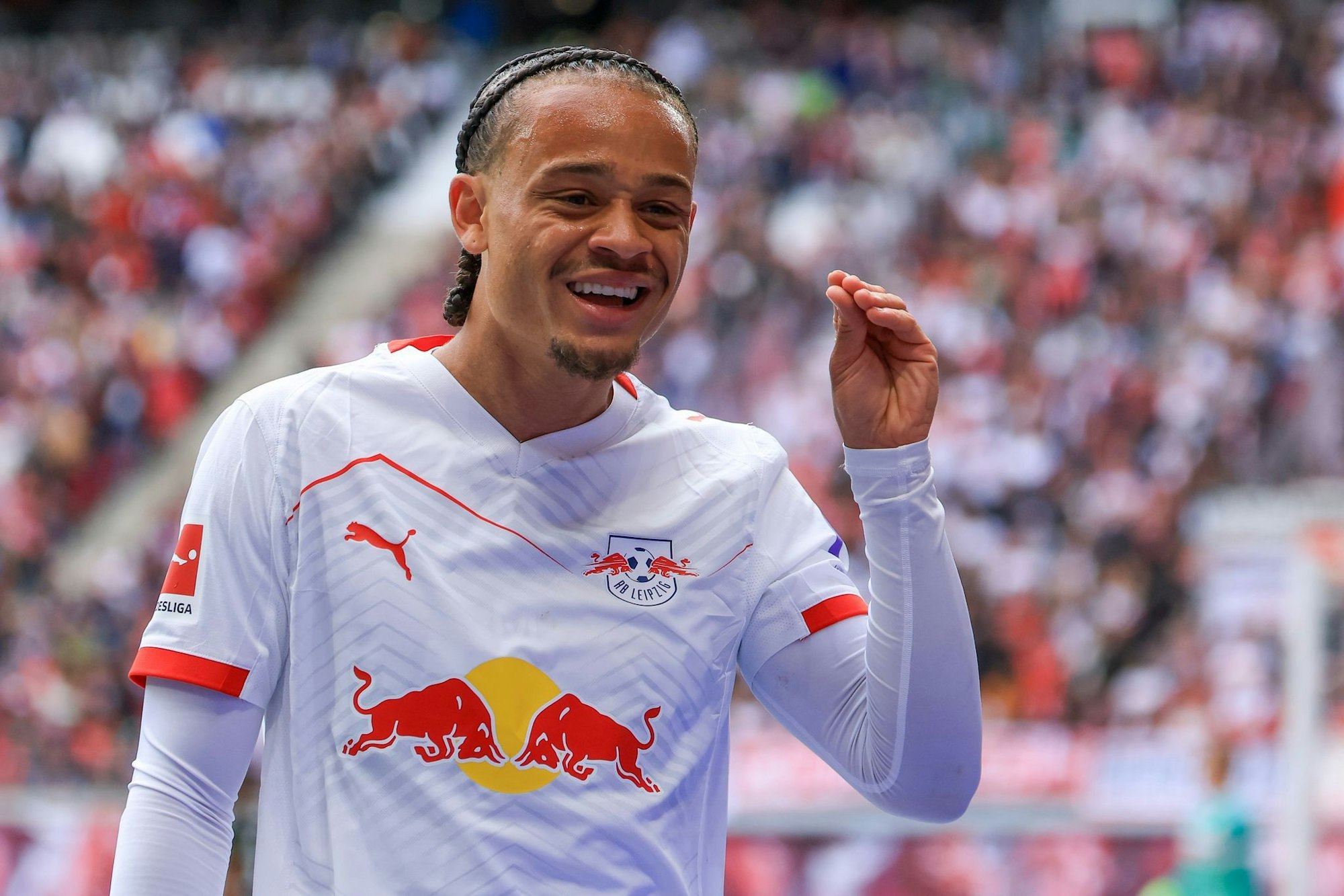 Mit einer zweideutigen Geste in Richtung der Fans sorgte Xavi Simons für Irritationen.