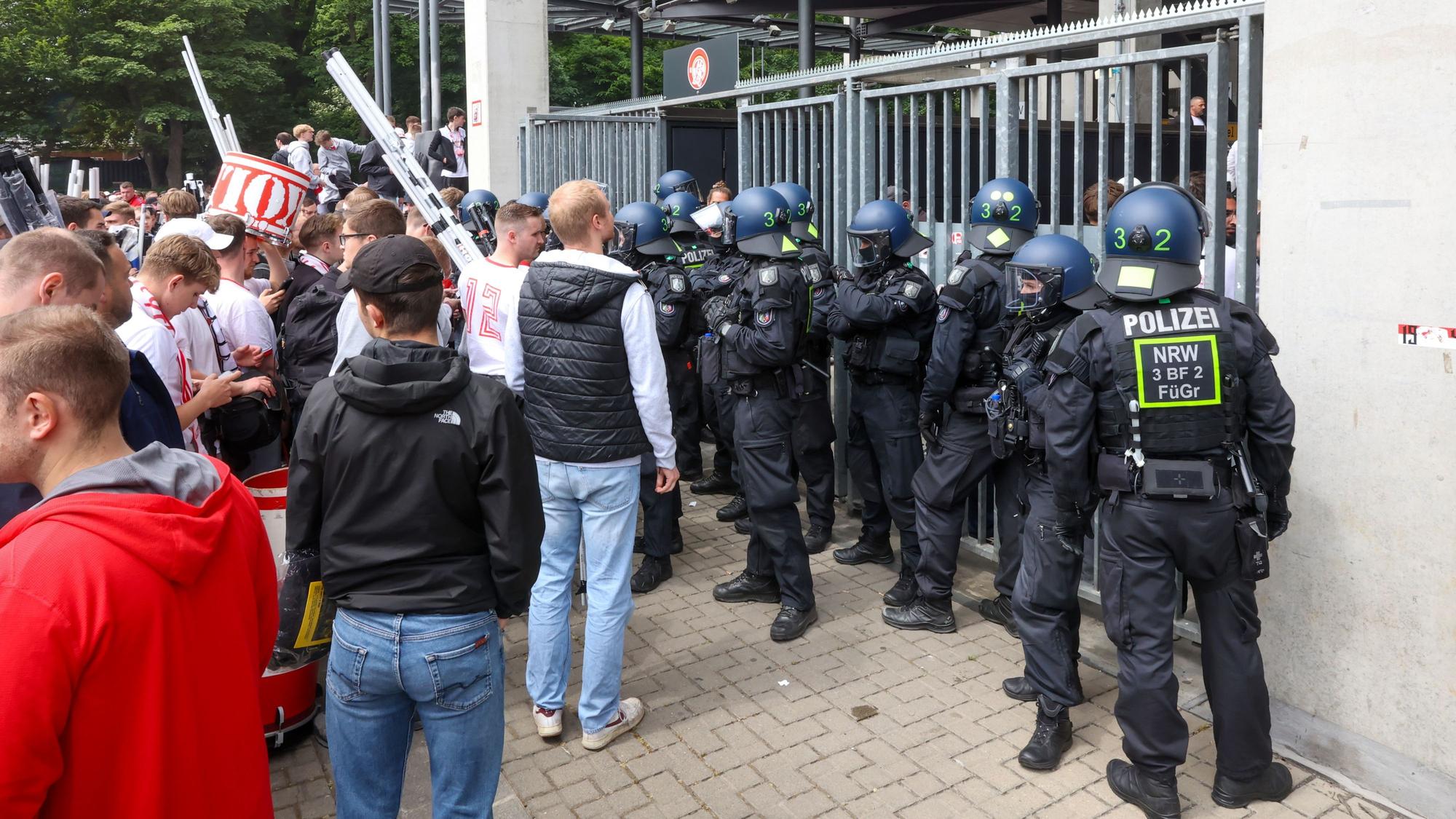Vor dem Spiel kam es im Zuge des Einlasses zu tumultartigen Szenen vor dem Stadion.