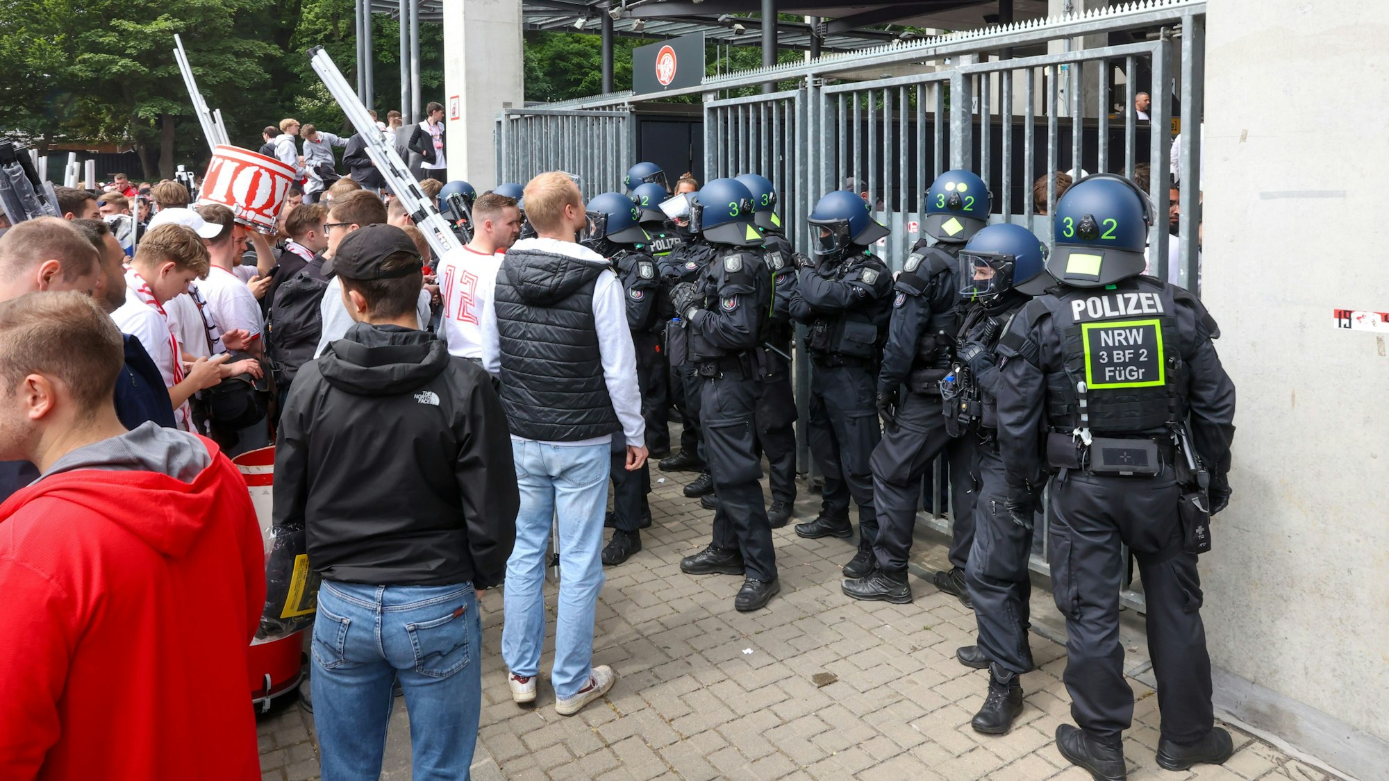 Vor dem Spiel kam es im Zuge des Einlasses zu tumultartigen Szenen vor dem Stadion.