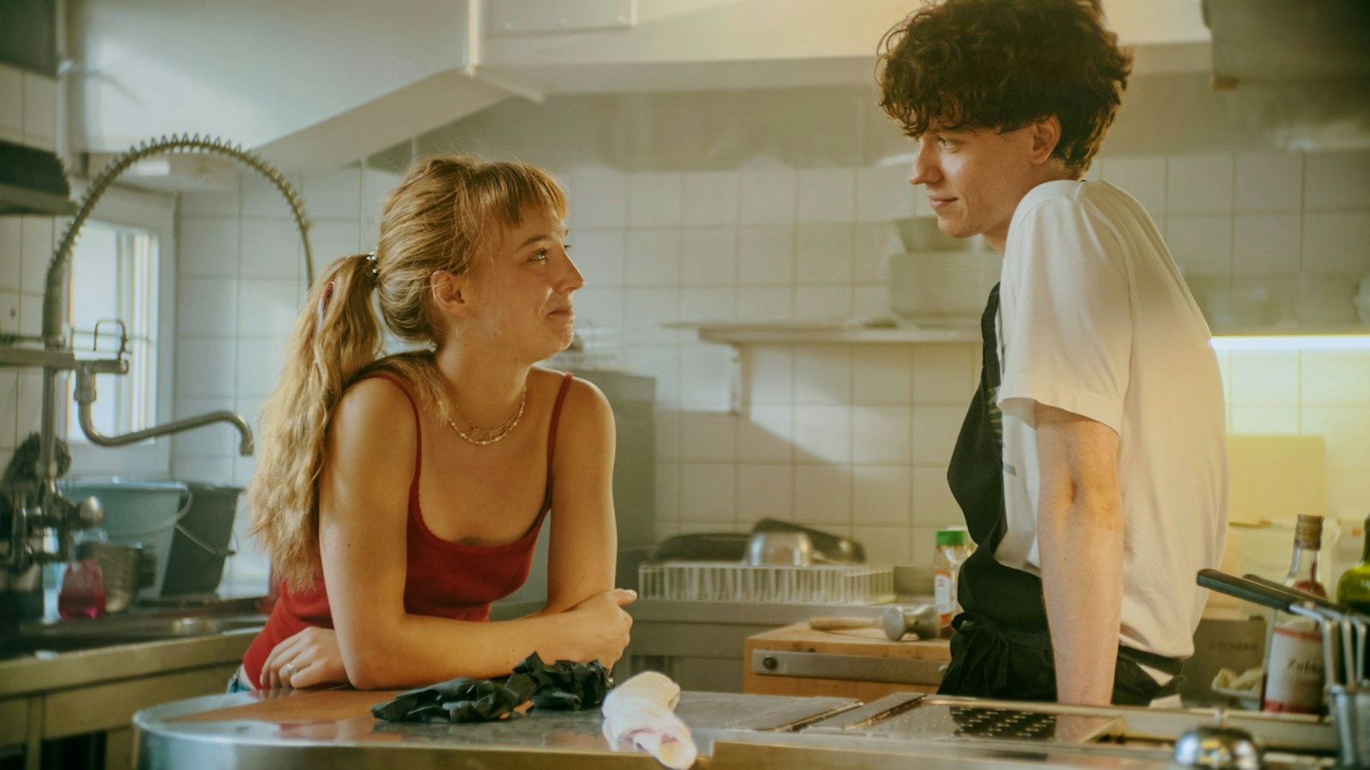 Eigentlich hatte Carlo Brenner (Jeremias Meyer) geplant, nach dem Abi gemeinsam mit seiner Schwärmerei Pia Schneider (Mina-Giselle Rüffer) nach Australien zu reisen. Doch nun verbringt er den Sommer im Schwabenland. Hat er trotzdem eine Chance, Pia näherzukommen? (Bild: ZDF/ Conrad Lobst)