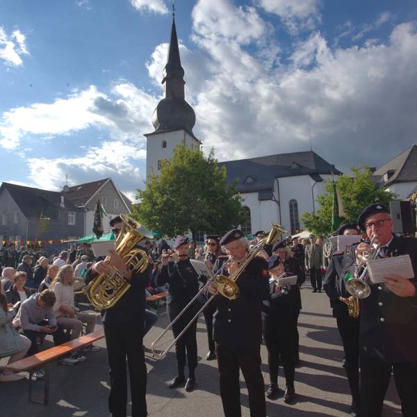 Eine Kapelle vor der evangelischen Kirche.