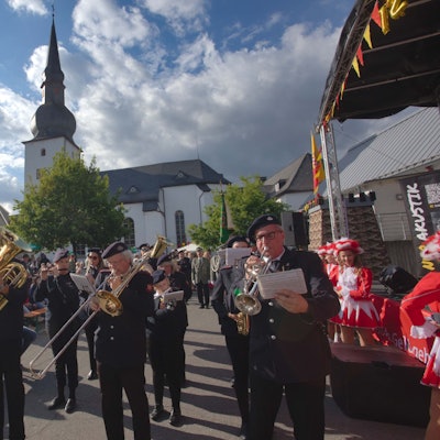 Eine Kapelle vor der evangelischen Kirche.