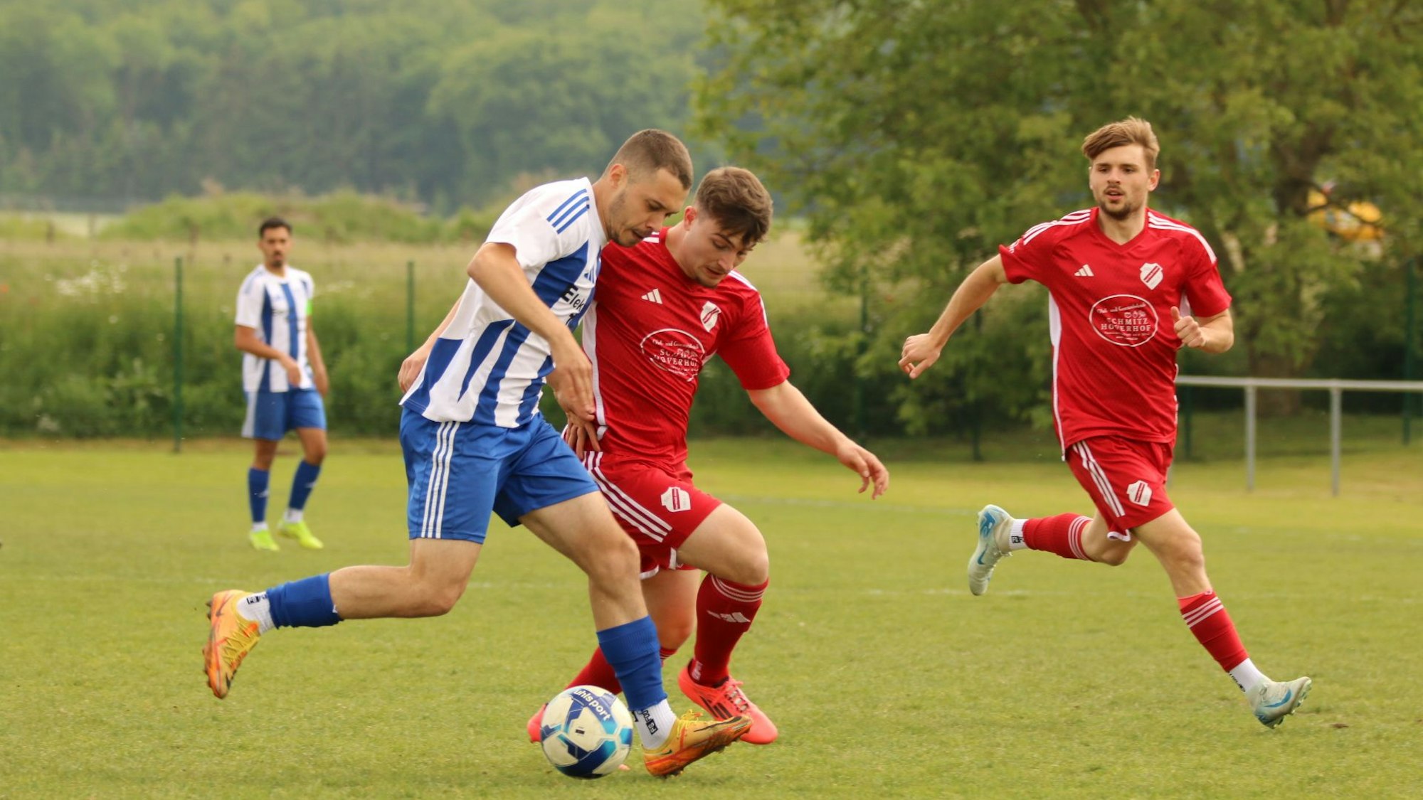 Das Bild zeigt zwei Fußballer im Duell.