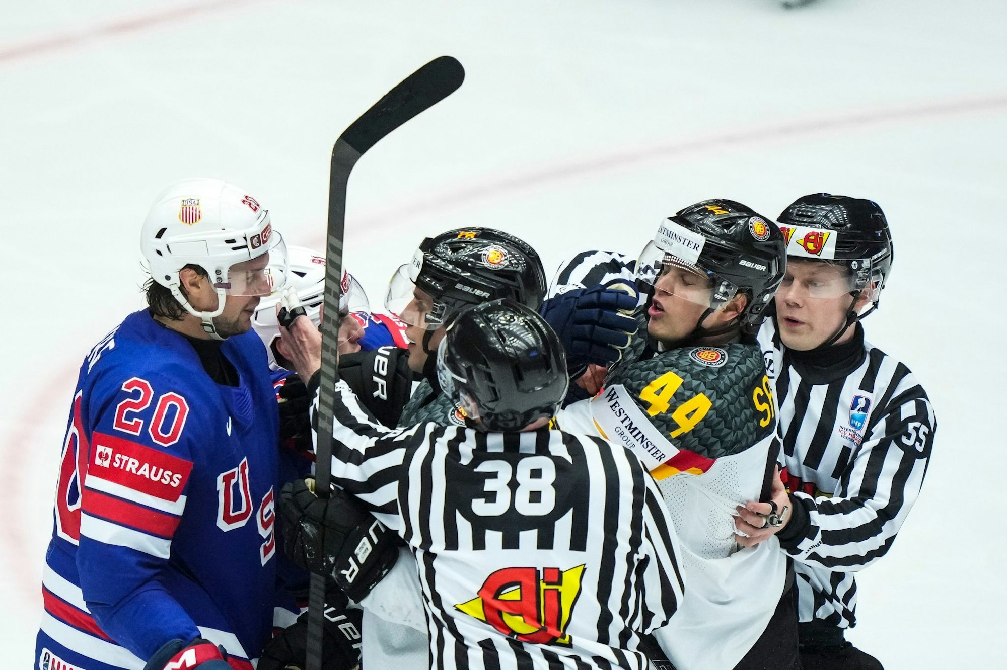Die deutsche Eishockey-Nationalmannschaft muss sich ins Viertelfinale kämpfen.