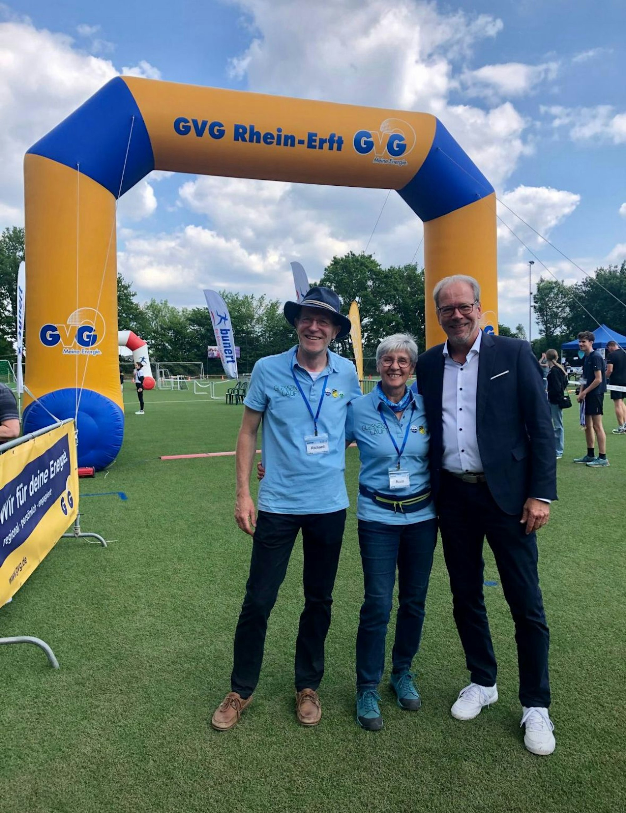Bürgermeister Volker Mießeler (rechts) zeigte sich mit den Organisatoren Richard Beschulte und Antje Nosbüsch.