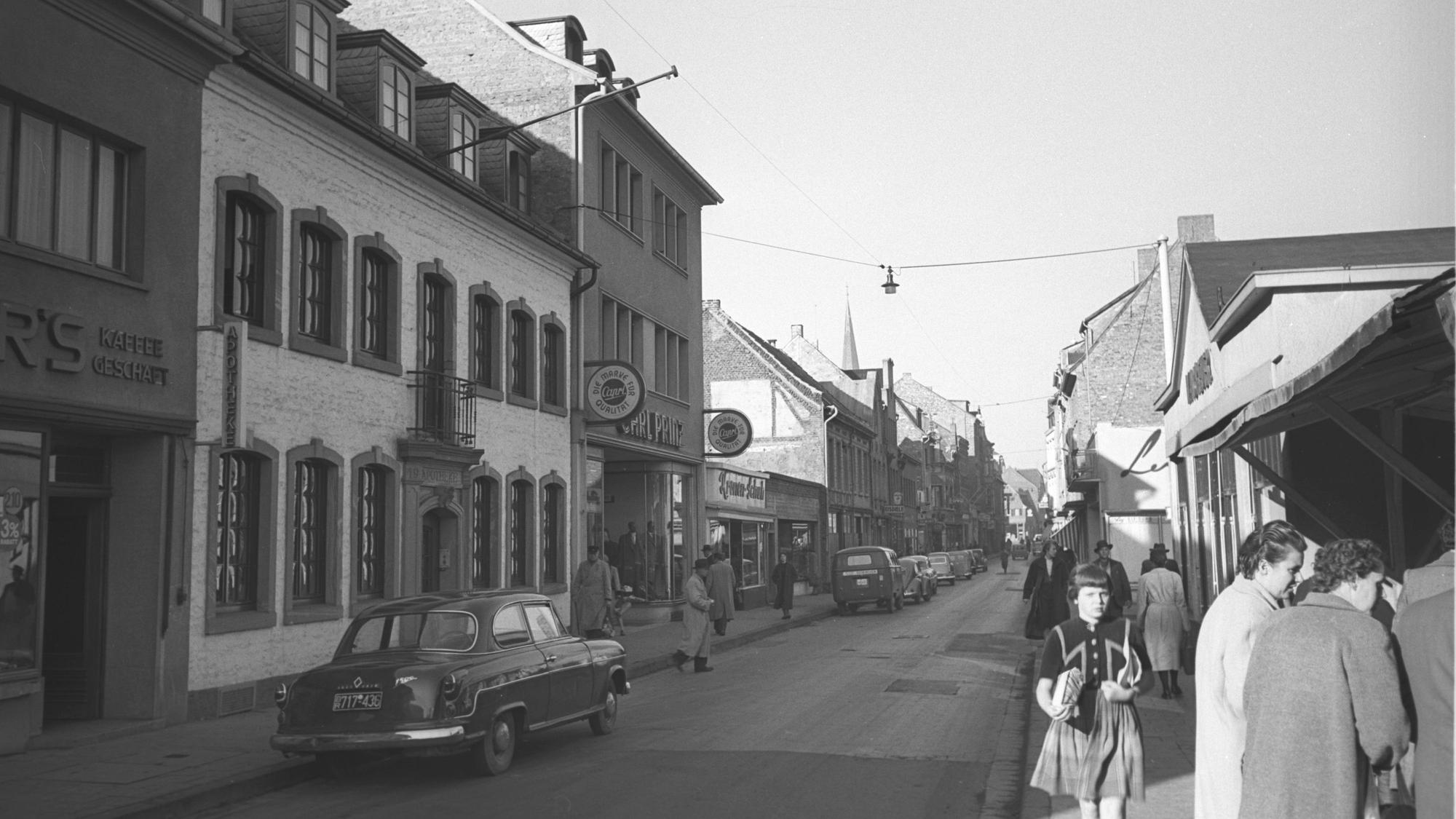 Das Bild zeigt eine historische Aufnahme der Neustraße in Euskirchen.