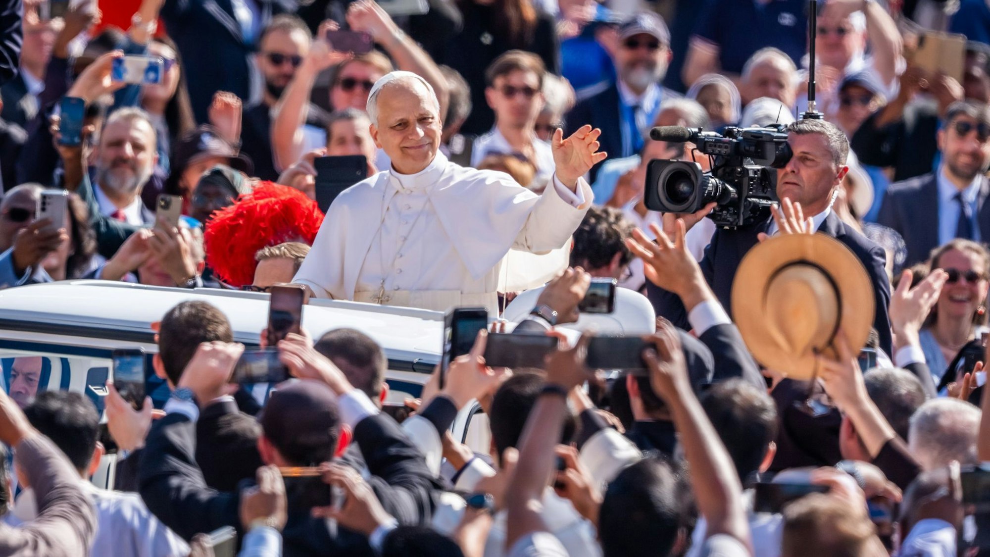 Bad in der Menge: Papst Leo.