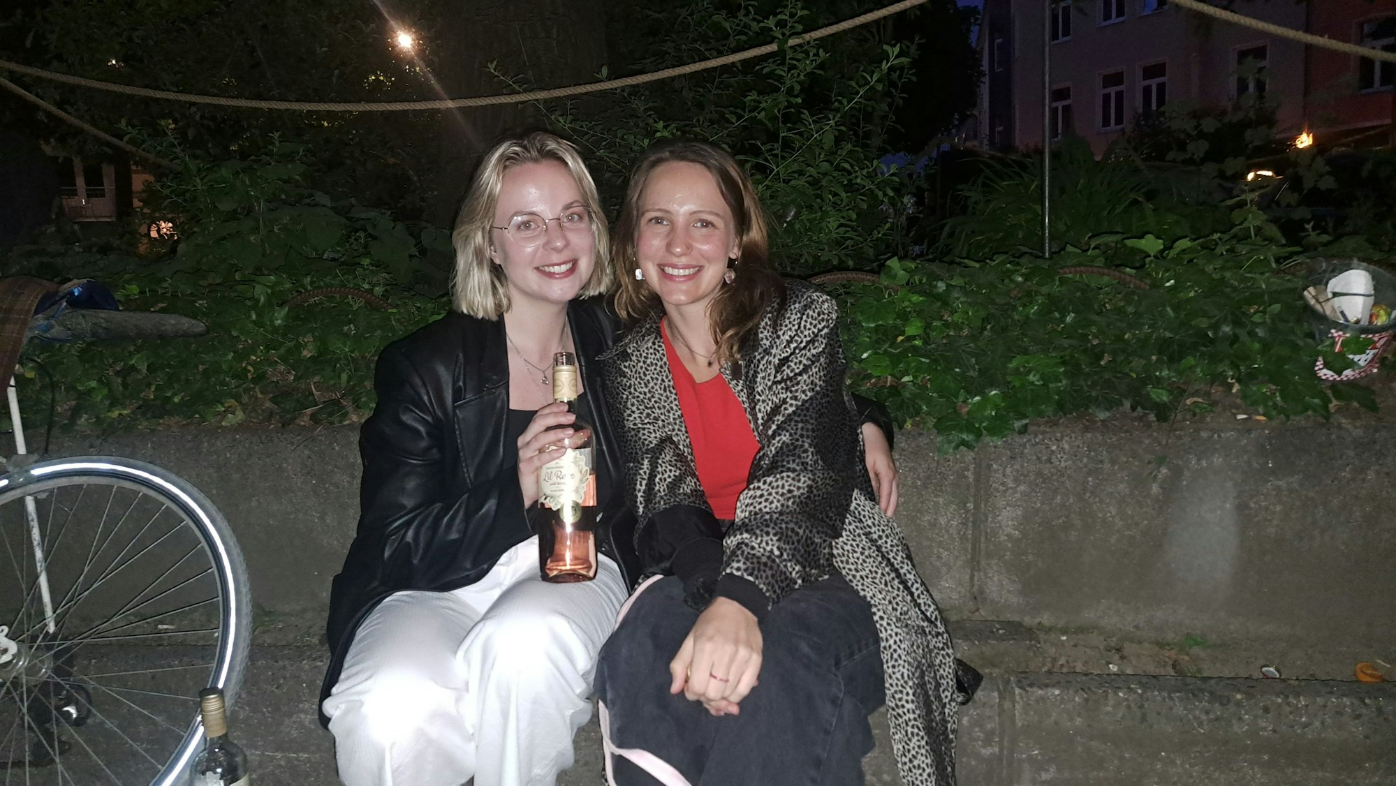 Neuerdings gilt von 22 bis 6 Uhr Alkoholverbot auf dem Brüsseler Platz. Das wird eingehalten. Dafür sorgen Ordnungsamt und Servicekräfte. Mila (25) und Conzi (26) finden die Regelung schade, können aber auch die Anwohnenden verstehen.