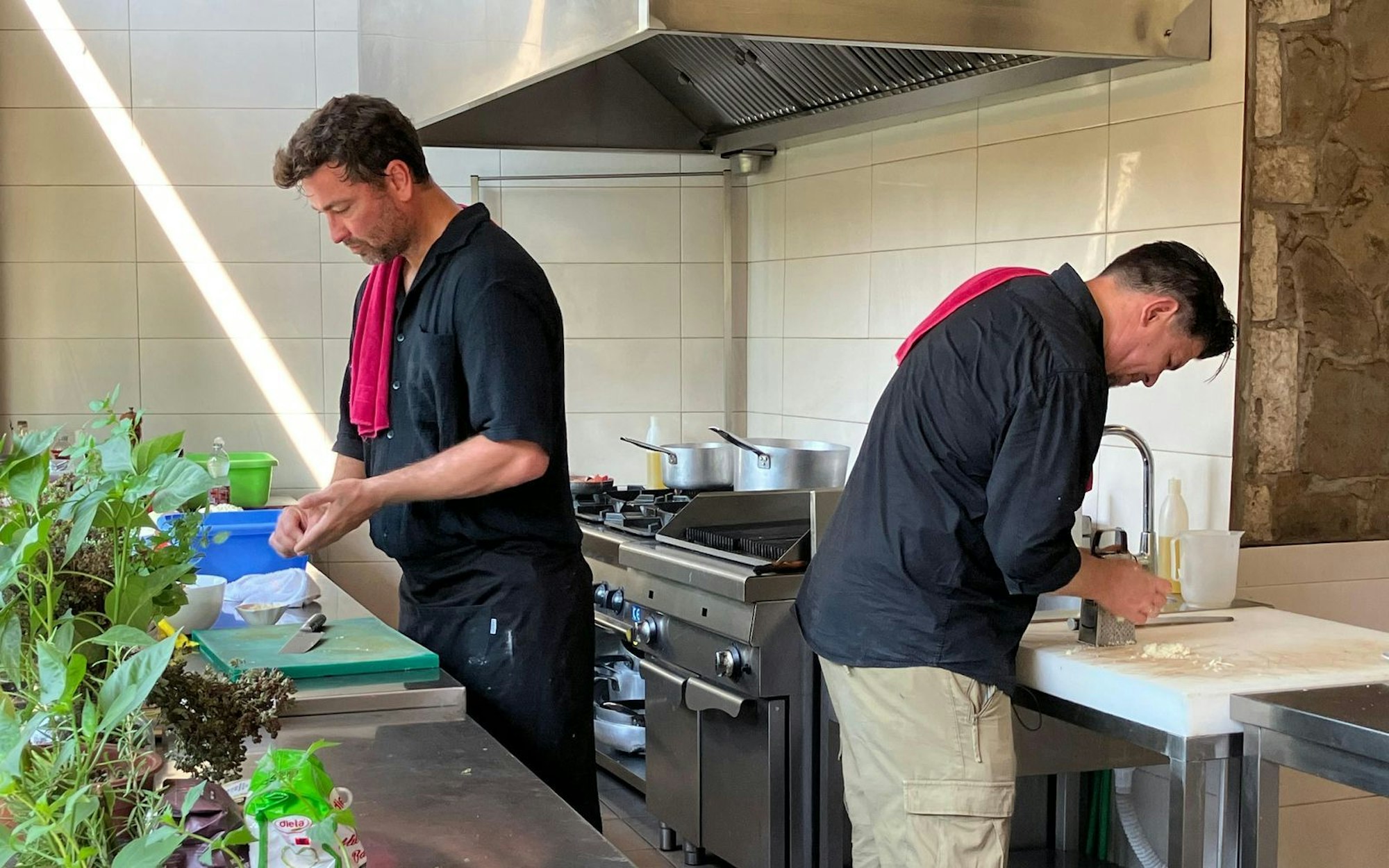 Die Hitze und der Qull machen Marteria und Mälzer zu schaffen. (Bild: RTL / Endemol Shine / Marité Schulte-Trux)