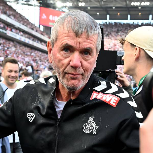 Kölns Trainer Friedhelm Funkel feiert den Aufstieg und die Zweitliga-Meisterschaft.