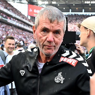 Kölns Trainer Friedhelm Funkel feiert den Aufstieg und die Zweitliga-Meisterschaft.