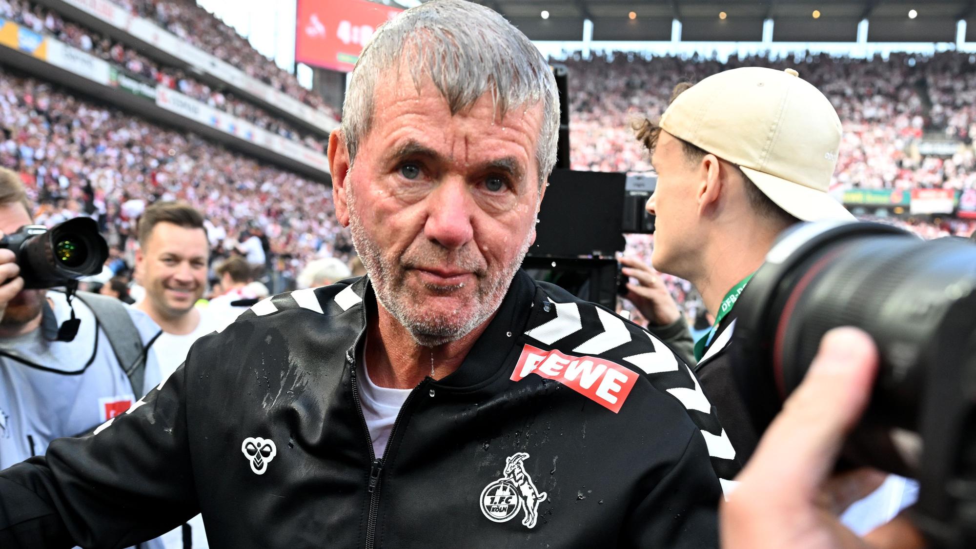 Kölns Trainer Friedhelm Funkel feiert den Aufstieg und die Zweitliga-Meisterschaft.