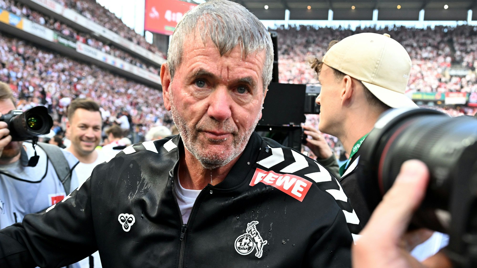 Kölns Trainer Friedhelm Funkel feiert den Aufstieg und die Zweitliga-Meisterschaft.