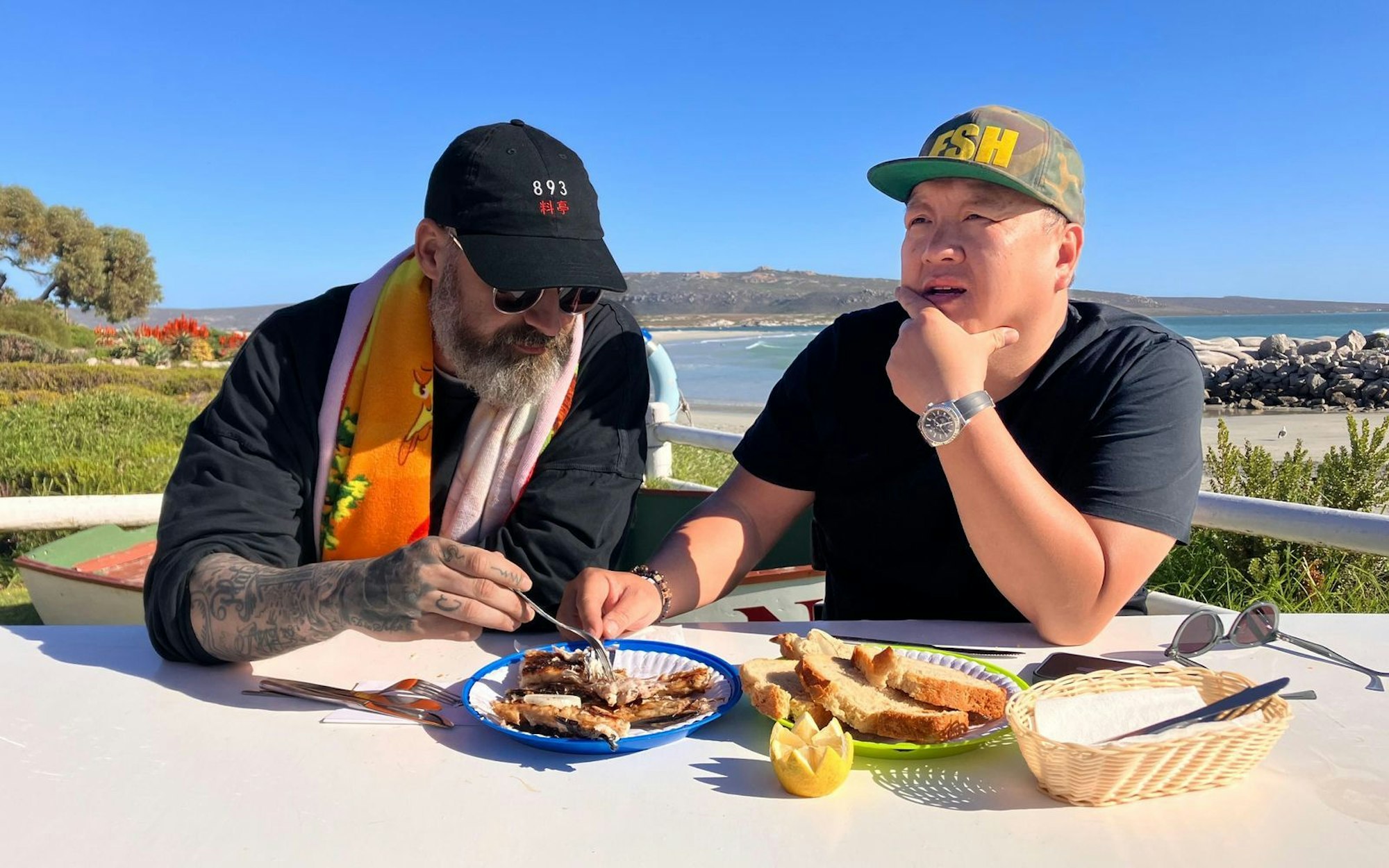 Gegrillter Fisch und Brot klingt eigentlich einfach, findet The Duc Ngo in Langebaan. (Bild: RTL / Endemol Shine / Florian Schuchmann)
