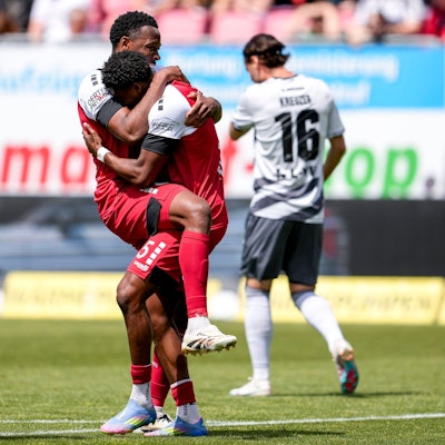 v.li.: Enrique Lofolomo Viktoria, 14, Torschütze Sidny Lopes Cabral Viktoria, 5, Spieler vom FC Viktoria Köln 1904, jubeln über das Tor zum 0:2, Jubel, Torjubel, Torerfolg, celebrate the goal, goal, celebration, jubelt ueber das Tor, Freuen, Freude, freut sich, optimistisch, positiv, Spielszene, Highlight, Action, Aktion, 17.05.2025, Sandhausen Deutschland, Fussball, 3. Liga, SV Sandhausen - FC Viktoria Köln, DFB/DFL REGULATIONS PROHIBIT ANY USE OF PHOTOGRAPHS AS IMAGE SEQUENCES AND/OR QUASI-VIDEO. *** from left Enrique Lofolomo Viktoria, 14 , scorer Sidny Lopes Cabral Viktoria, 5 , players of FC Viktoria Köln 1904, celebrate the goal to 0 2, jubilation, goal celebration, celebrate the goal, goal, celebration, jubilates over the goal, rejoicing, joy, optimistic, positive, game scene, highlight, action, 17 05 2025, Sandhausen Germany , Football, 3 Liga, SV Sandhausen FC Viktoria Köln, DFB DFL REGULATIONS PROHIBIT ANY USE OF PHOTOGRAPHS AS IMAGE SEQUENCES AND OR QUASI VIDEO xozx