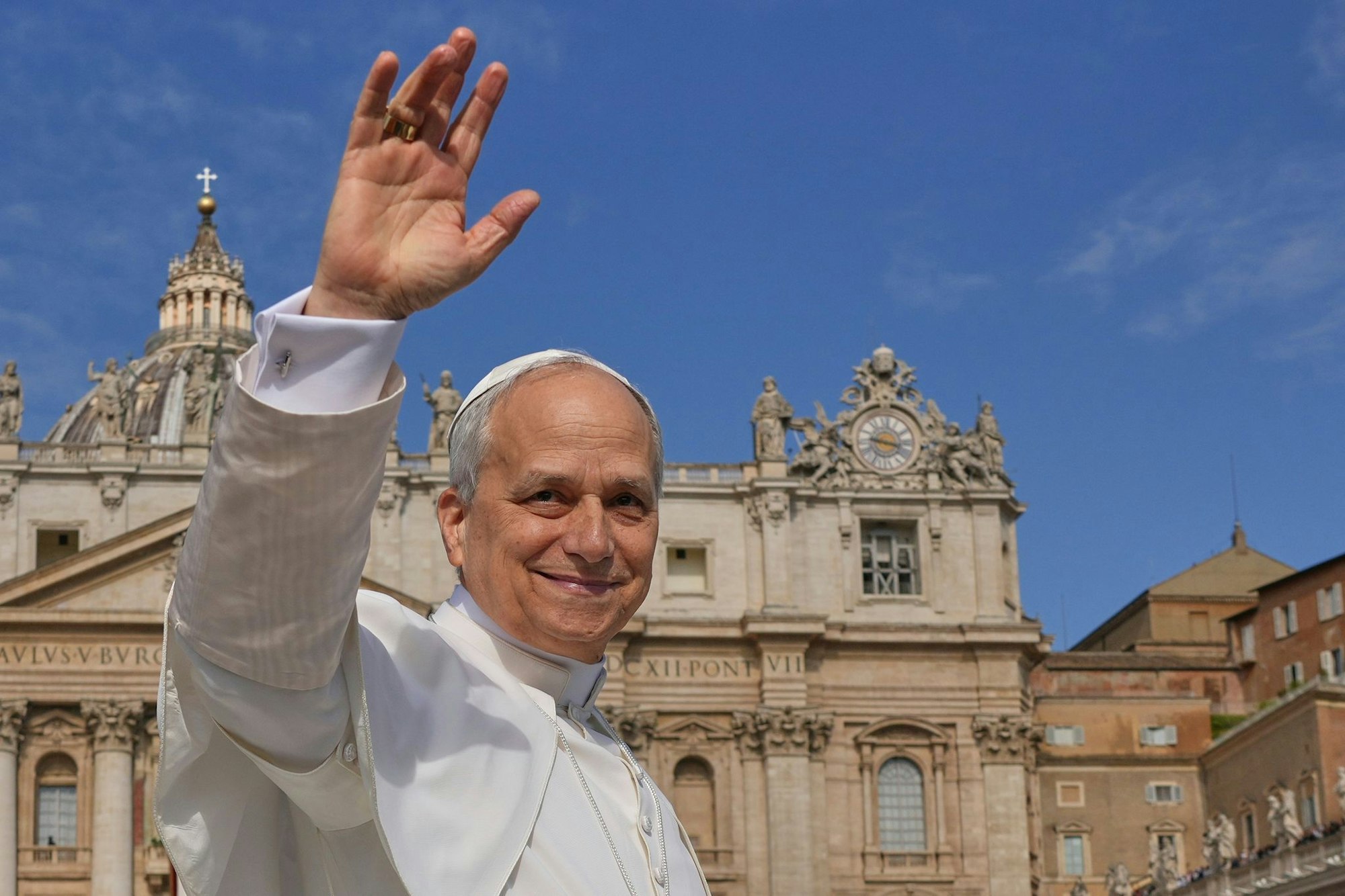 Papst Leo XIV. ist auf dem Petersplatz feierlich in sein Amt eingeführt worden.