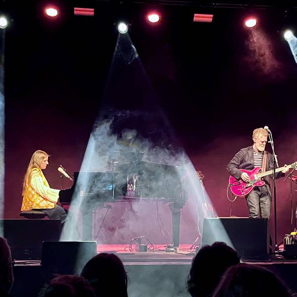 Markéta Irglová sitzt links am Flügel, Glen Hansard steht rechts von ihr und spielt Gitarre.