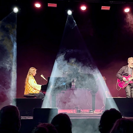 Markéta Irglová sitzt links am Flügel, Glen Hansard steht rechts von ihr und spielt Gitarre.