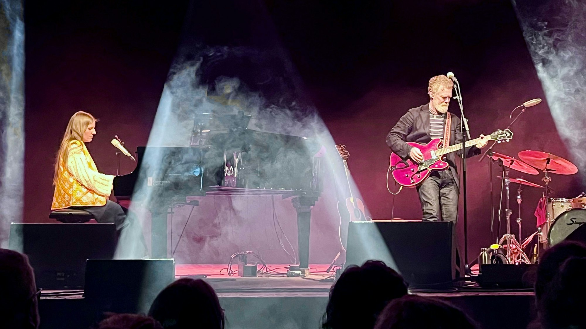 Markéta Irglová sitzt links am Flügel, Glen Hansard steht rechts von ihr und spielt Gitarre.