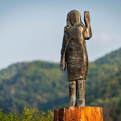 Der US-Künstler Brad Downey hat die Statue von Donald Trumps Ehefrau Melania Trump gestaltet.