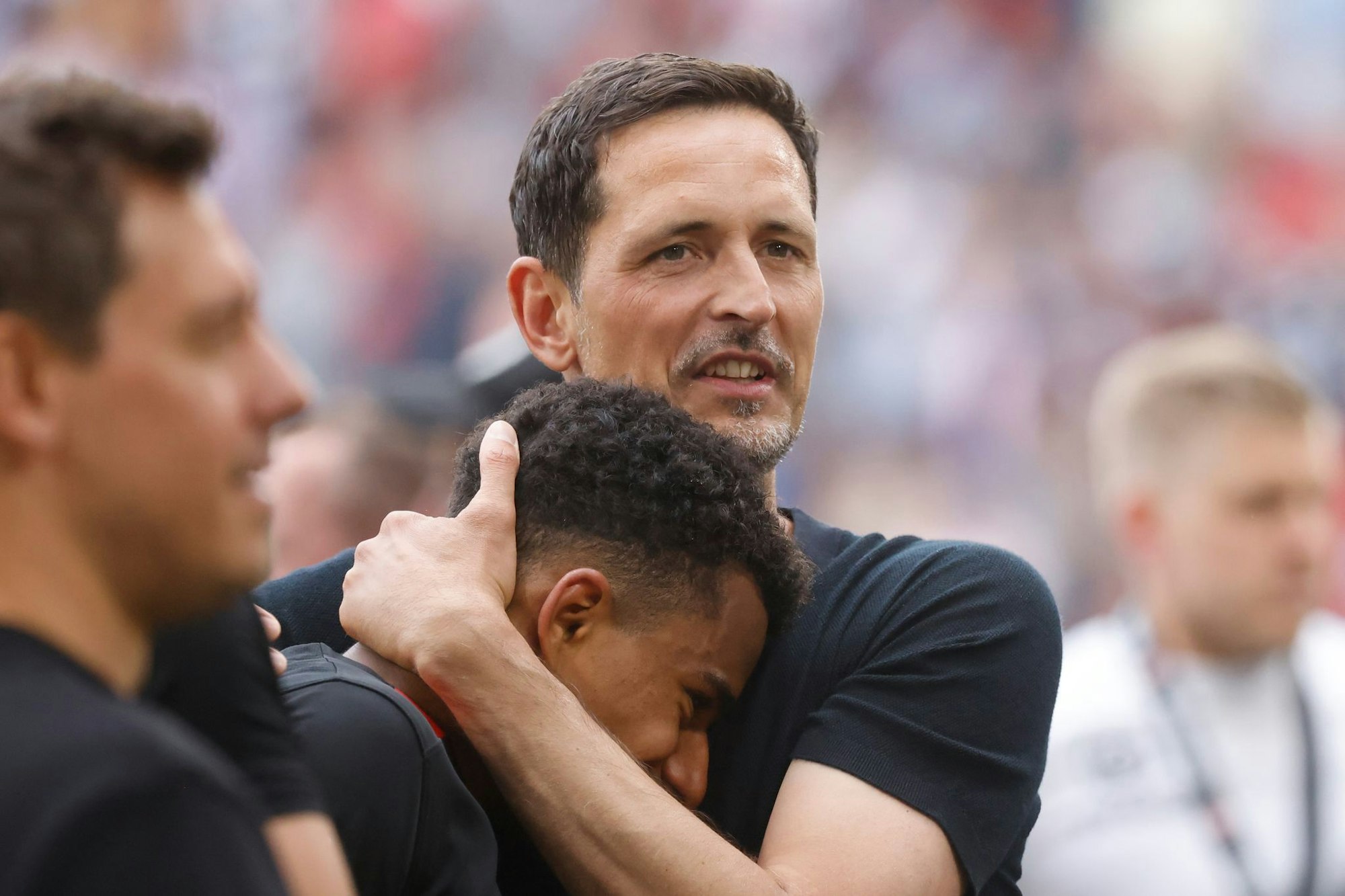 Stolz und erleichtert: Eintracht-Trainer Dino Toppmöller herzt Offensivmann Ansgar Knauff.