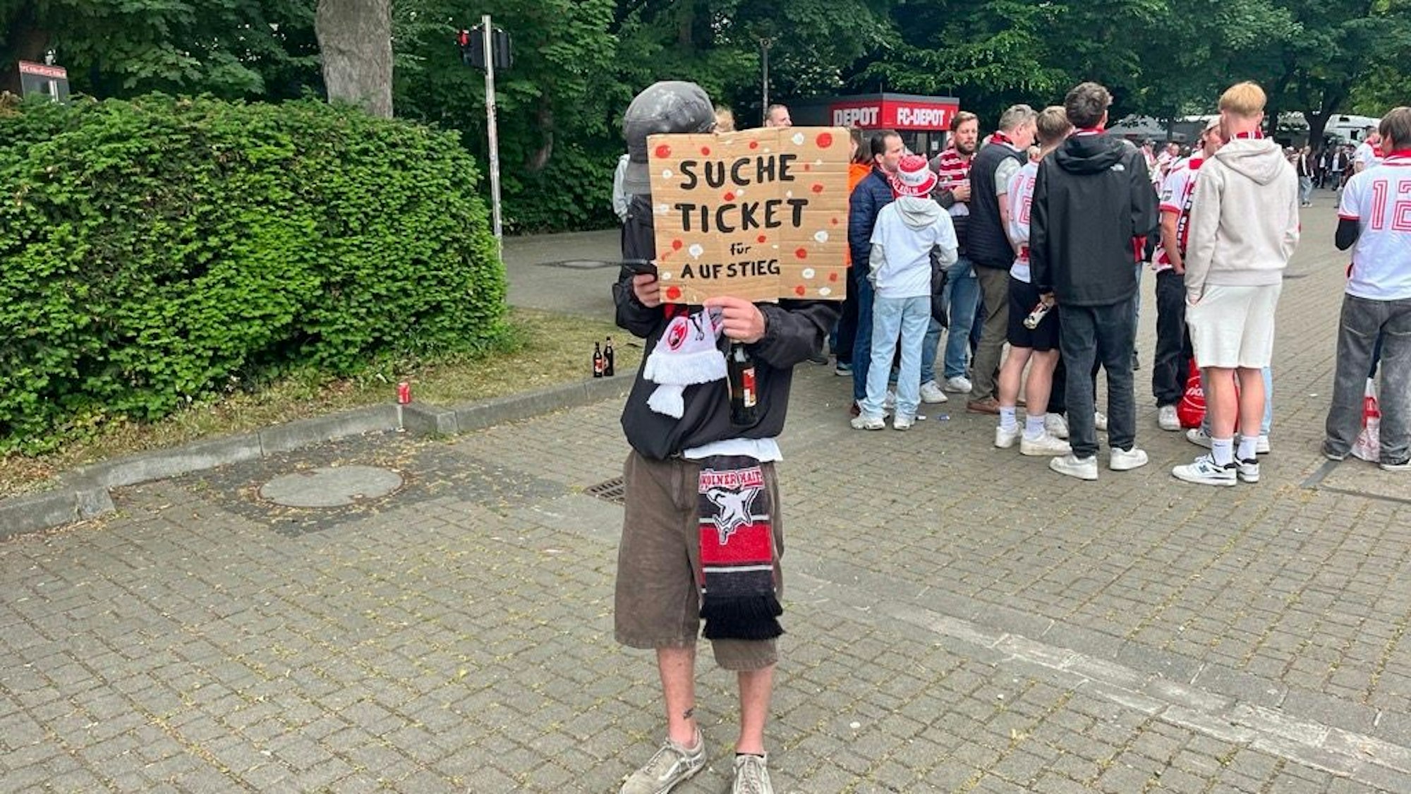 Auf dem Schwarzmarkt werden Tickets für das Finalspiel für bis zu 1000 Euro gehandelt. Alle wollen den 1. FC Köln aufsteigen sehen.