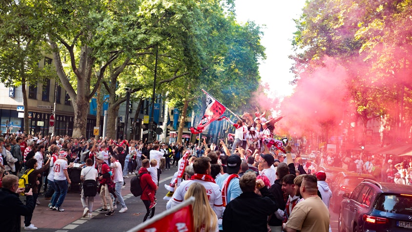 Fans des 1. FC Köln feiern auf den Ringen den Bundesliga-Aufstieg ihres Vereins.