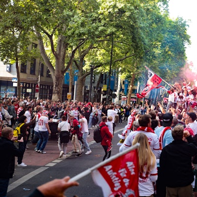 Fans des 1. FC Köln feiern auf den Ringen den Bundesliga-Aufstieg ihres Vereins.