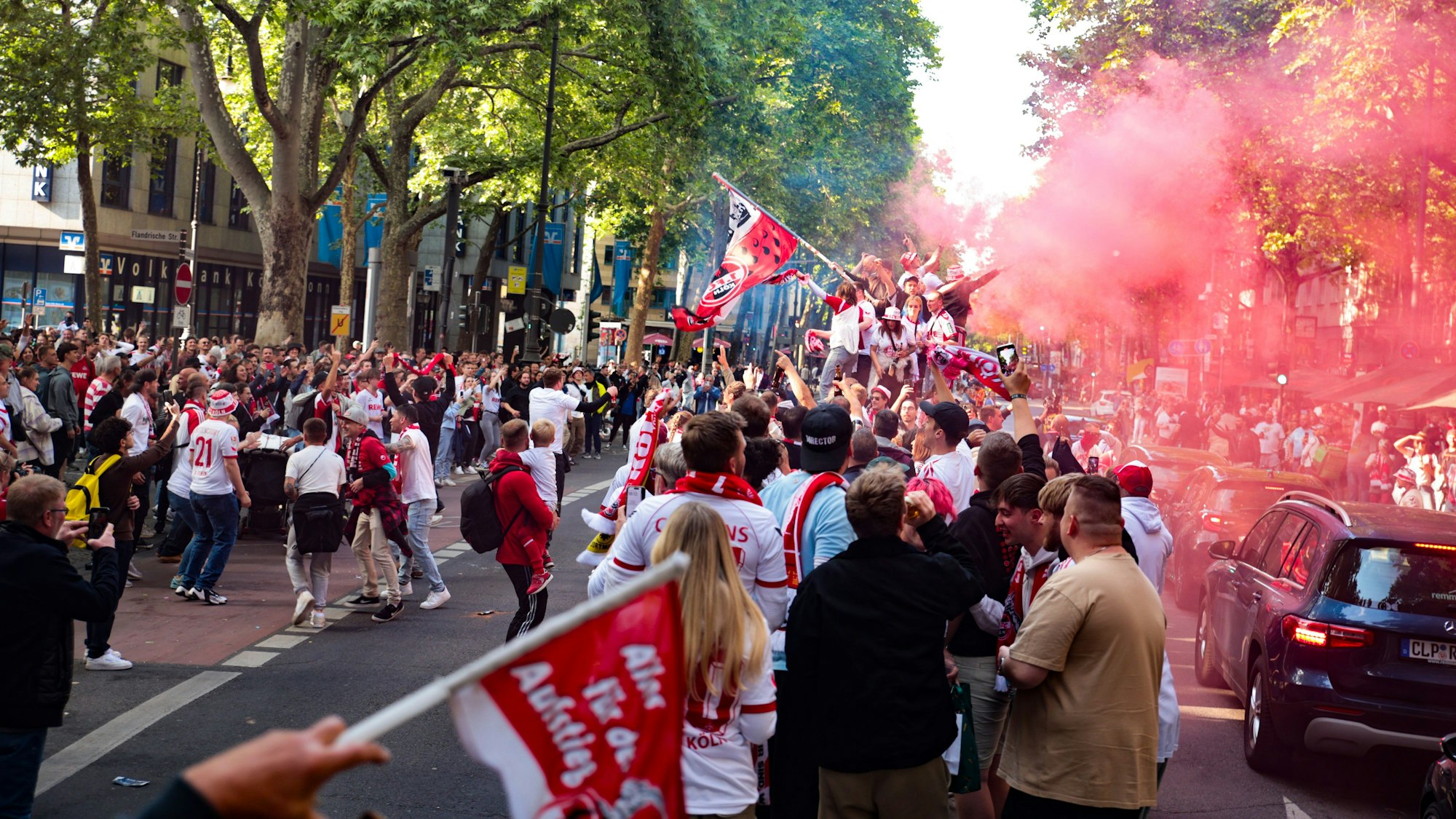 Fans des 1. FC Köln feiern auf den Ringen den Bundesliga-Aufstieg ihres Vereins.