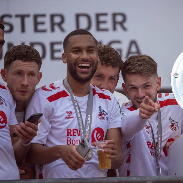 18.05.2025, Fussball: 2. Bundesliga, Saison 2024/2025, 34. Spieltag, 1. FC Koeln - 1. FC Kaiserslautern im RheinEnergieStadion in Koeln. Florian Kainz 1. FC Koeln, 11, Linton Maina 1. FC Koeln, 37, Luca Waldschmidt 1. FC Koeln, 09 und Jan Thielmann 1. FC Koeln, 29 jubeln neben der Meisterschale ueber den Titel, den Wiederaufstieg und den Sieg. Wichtiger Hinweis: Gemaess den Vorgaben der DFL Deutsche Fussball Liga bzw. des DFB Deutscher Fussball-Bund ist es untersagt, in dem Stadion und/oder vom Spiel angefertigte Fotoaufnahmen in Form von Sequenzbildern und/oder videoaehnlichen Fotostrecken zu verwerten bzw. verwerten zu lassen. Foto: Kirchner-Media/Thomas Haesler *** 18 05 2025, Soccer 2 Bundesliga, Season 2024 2025, Matchday 34, 1 FC Koeln 1 FC Kaiserslautern at RheinEnergieStadion in Koeln Florian Kainz 1 FC Koeln, 11 , Linton Maina 1 FC Koeln, 37 , Luca Waldschmidt 1 FC Koeln, 09 and Jan Thielmann 1 FC Koeln, 29 celebrate the title next to the championship trophy, Important note In accordance with the regulations of the DFL German Football League and the DFB German Football Association, it is prohibited to use or have used photographs taken in the stadium or of the match in the form of sequential images or video-like photo series Foto Kirchner Media Thomas Haesler Copyright: xKirchner-Media/ThomasxHaeslerx